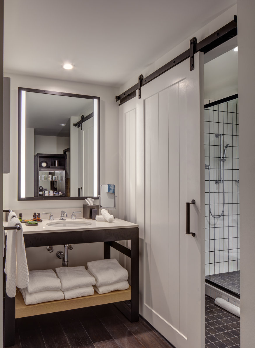 Canopy by Hilton Baltimore Harbor Point Room Type - 1KNG RIVER VW MOB ACC TUB