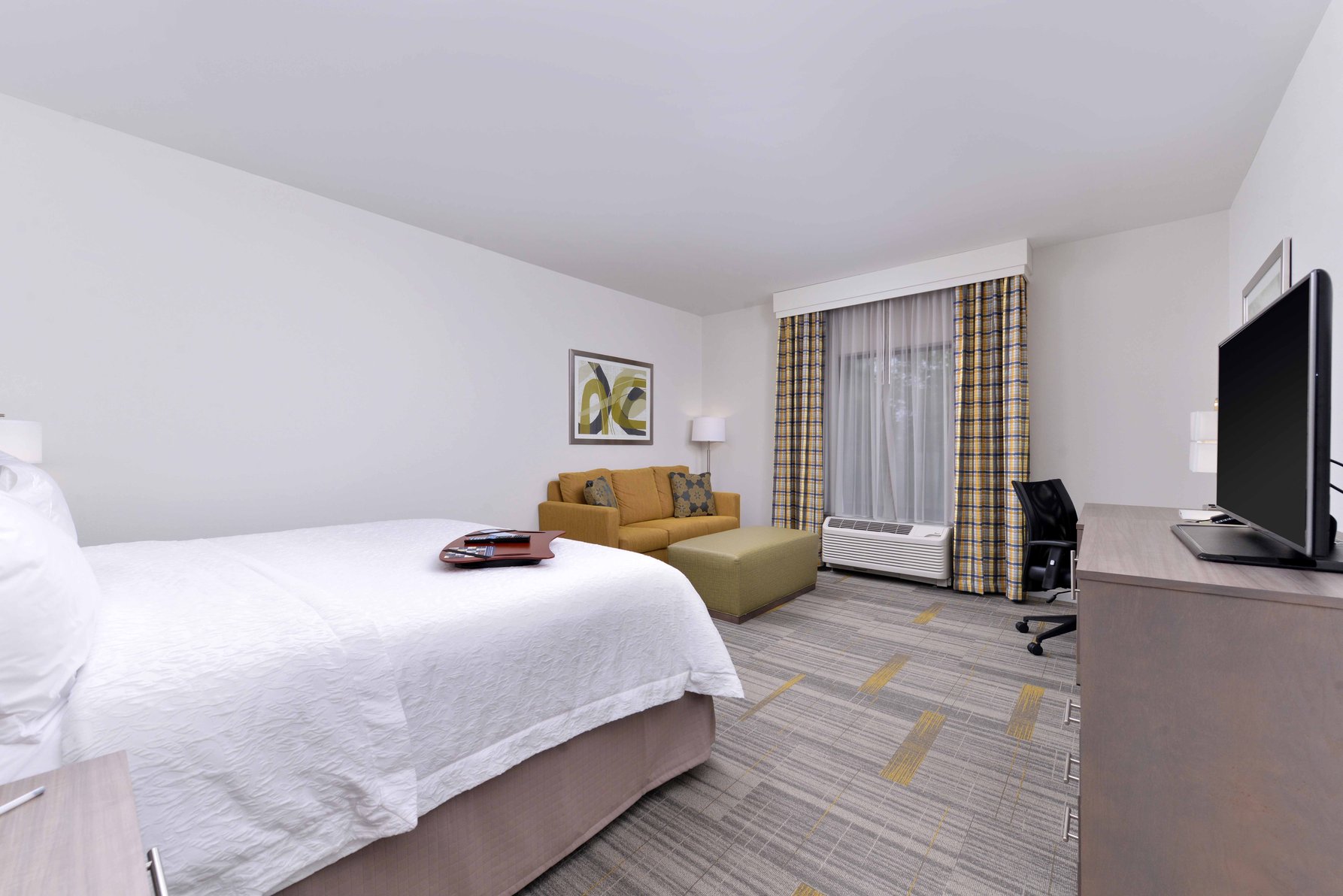 Hampton Inn & Suites by Hilton Shelby Room Type - 1 KING W SOFABED NS