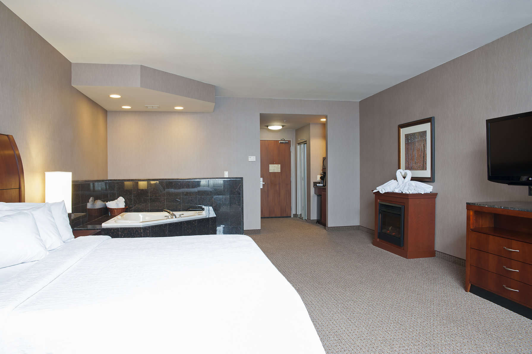 Hilton Garden Inn Columbus/Edinburgh Room Type - 1KING 1 BDRM WHIRLPOOL STE