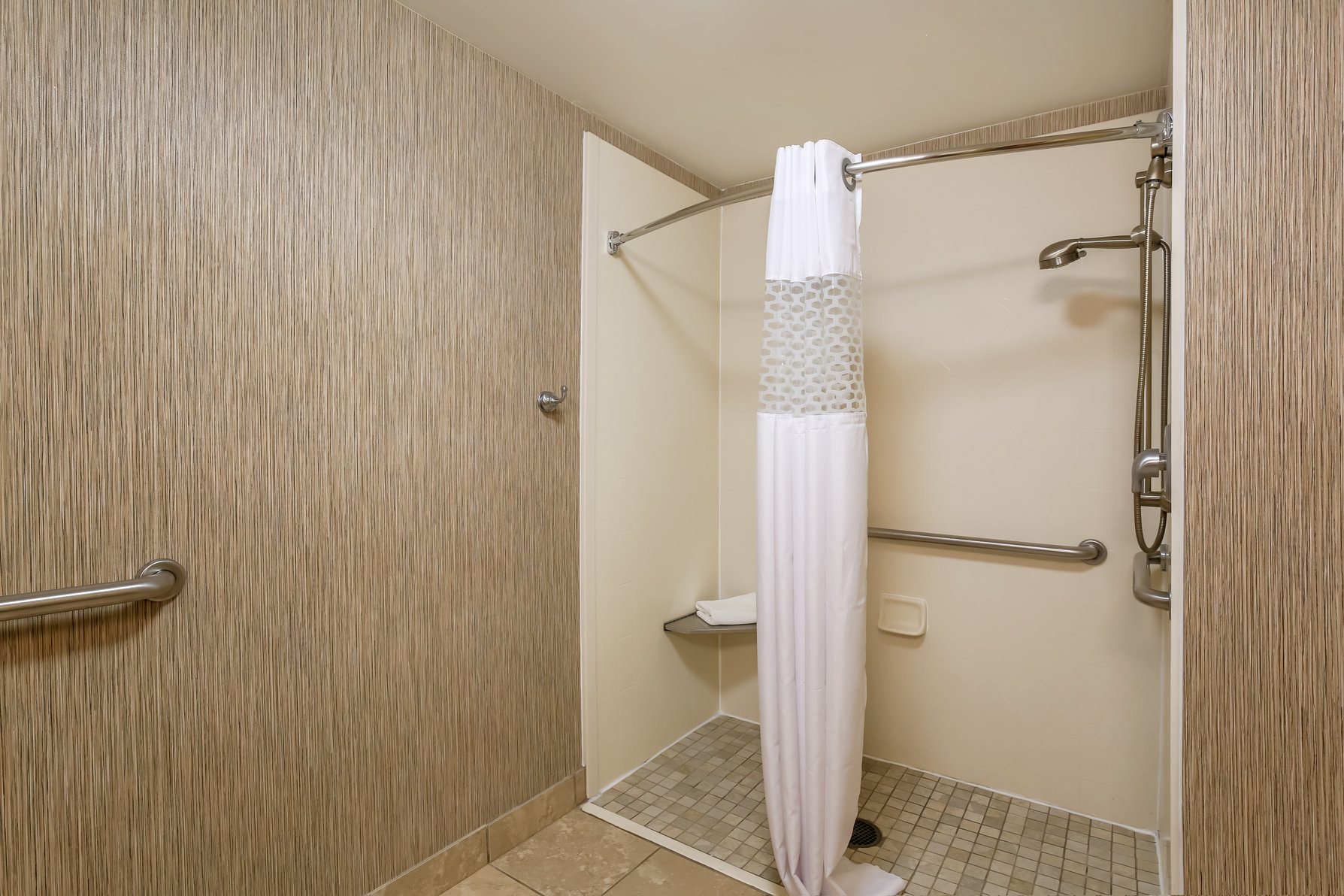 Hampton Inn by Hilton Champaign/Urbana Room Type - 1 KING MOB ACC RI SHWR NS