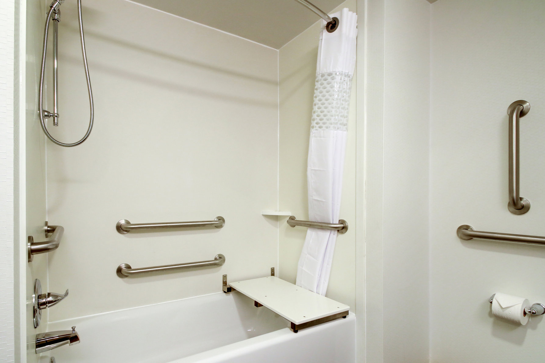 Hampton Inn & Suites by Hilton Cordele Room Type - 2 QNS ACCESSIBLE W TUB NS