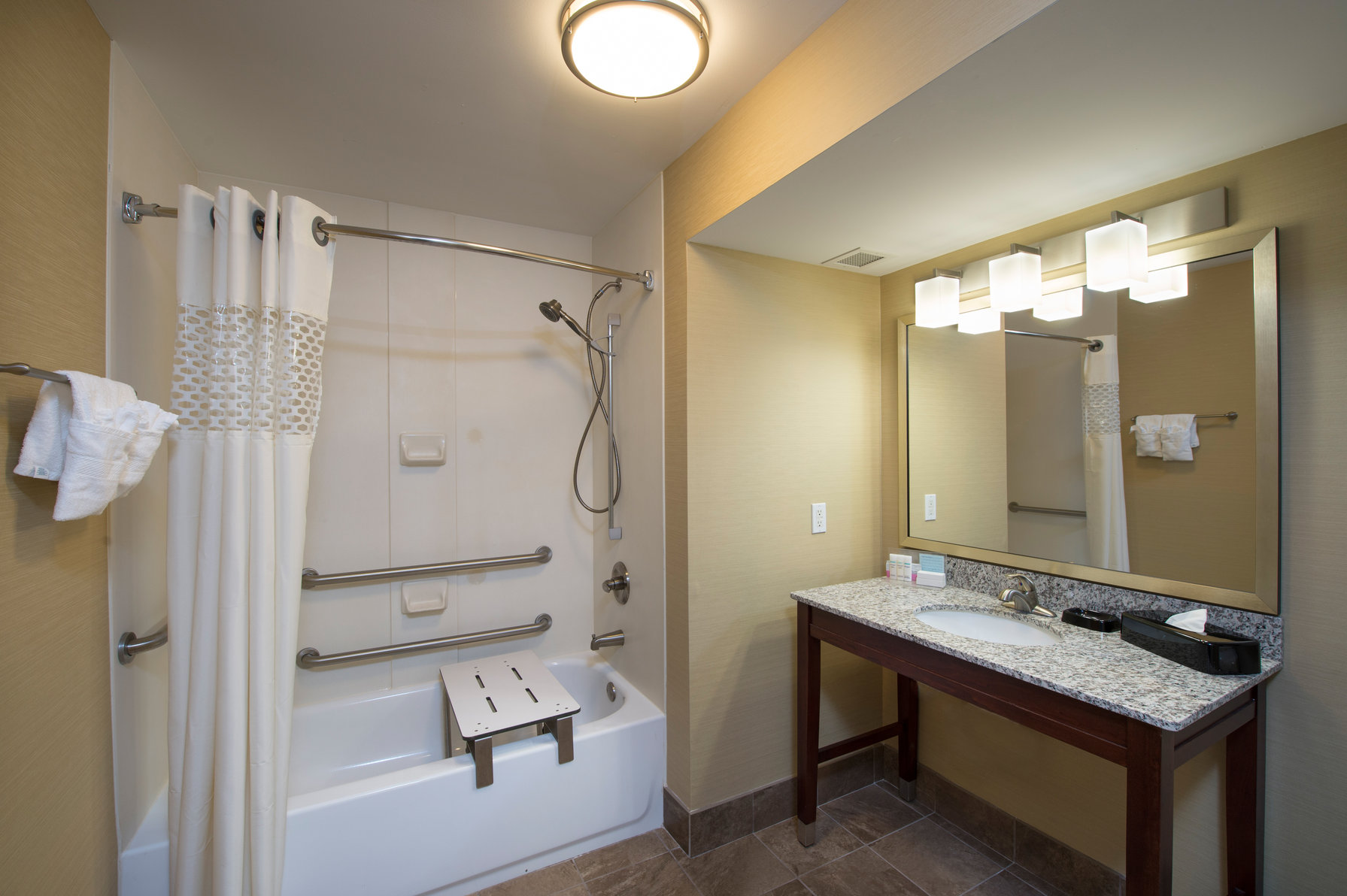 Hampton Inn by Hilton Cornelia Room Type - 2QN MOB HEARING ACC TUB NS