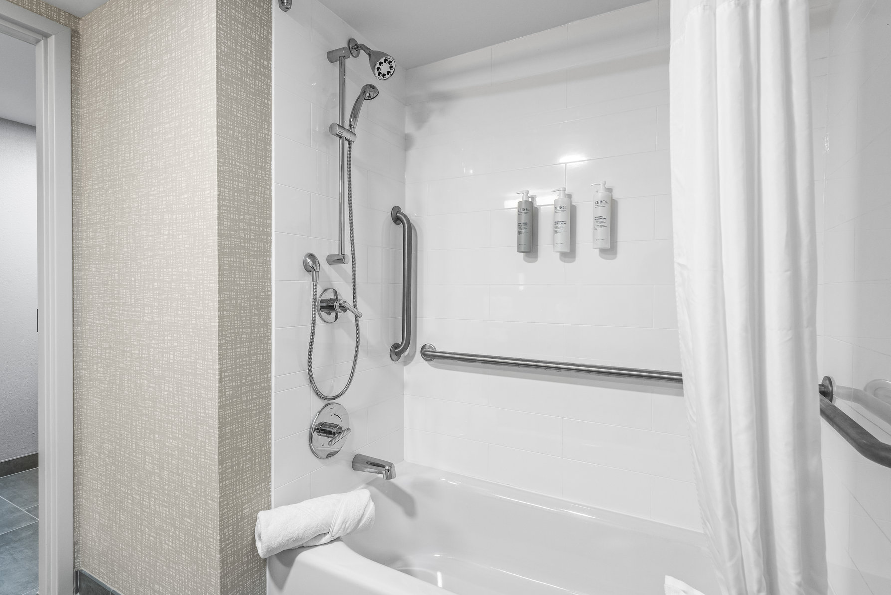Hampton Inn Columbus-North Room Type - 1KNG MOB HEAR ACC W TUB NS