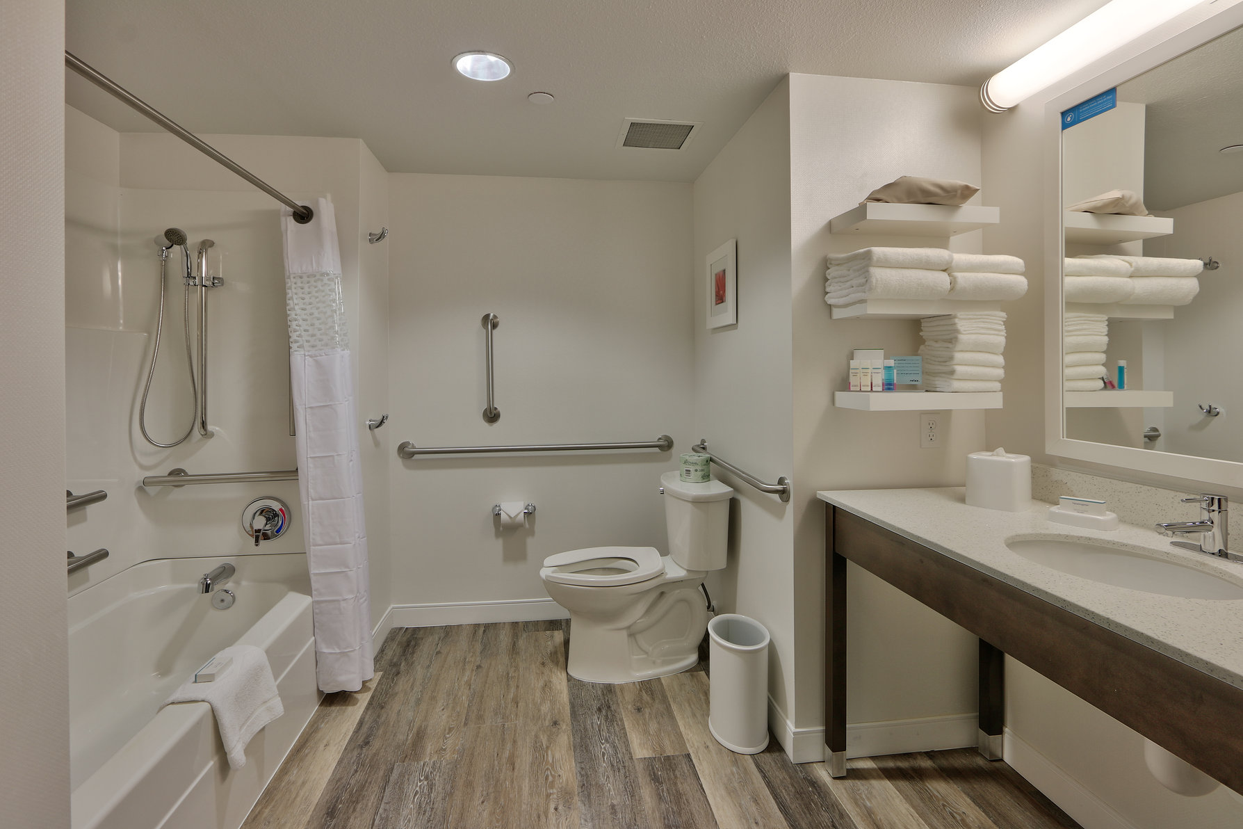 Hampton Inn & Suites by Hilton Albuquerque Airport Room Type - 2QN MOB HEA ACC TUB STU NS