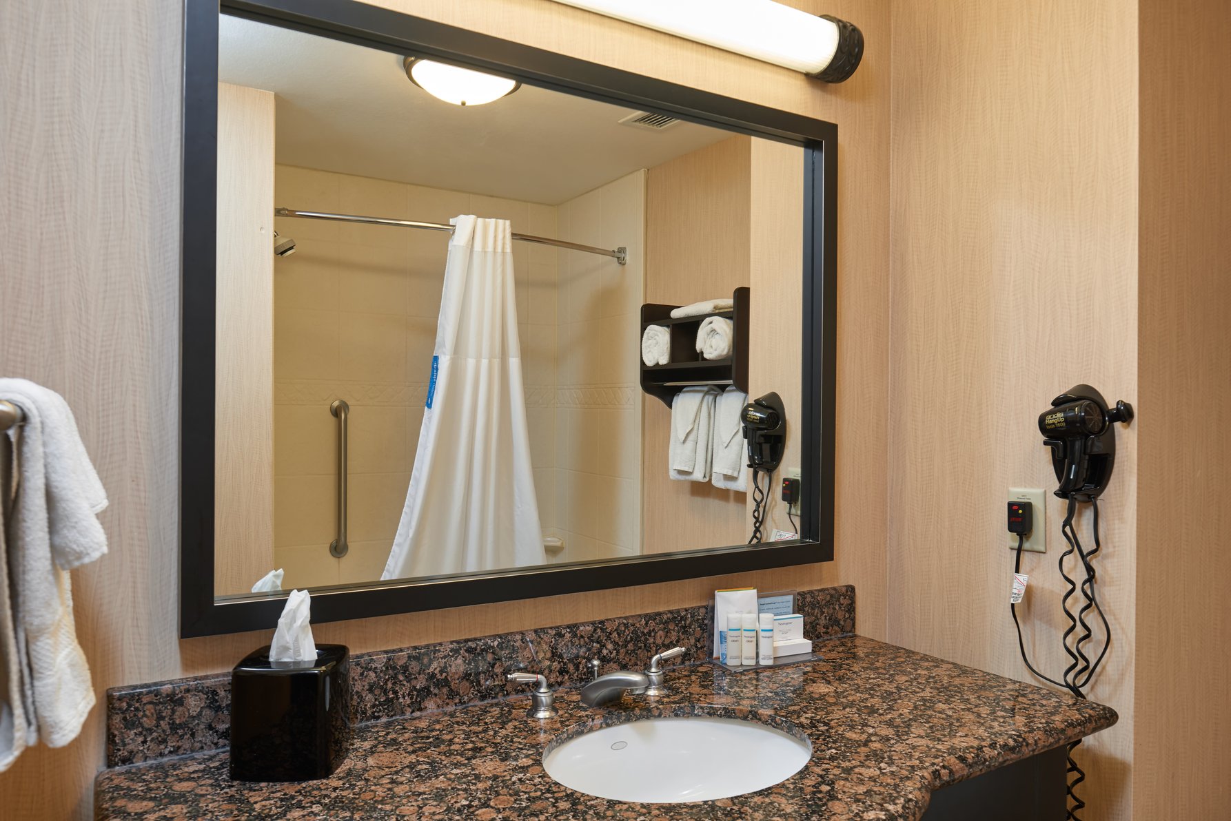 Hampton Inn & Suites by Hilton Waco-South Room Type - 1 KING BED NONSMOKING