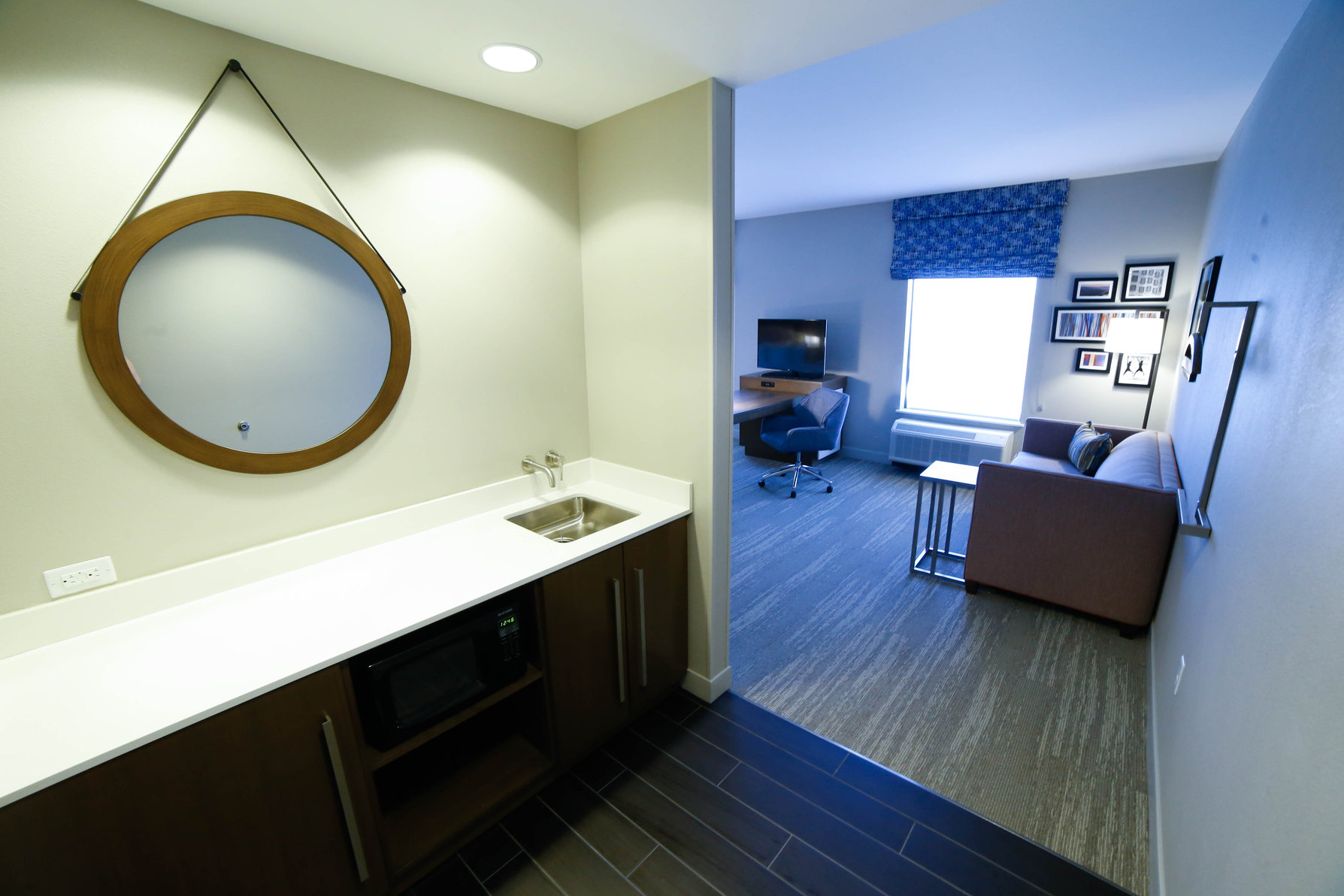 Hampton Inn & Suites by Hilton Forest City Room Type - 1KN STDO MIC FRIDG WTBR NS