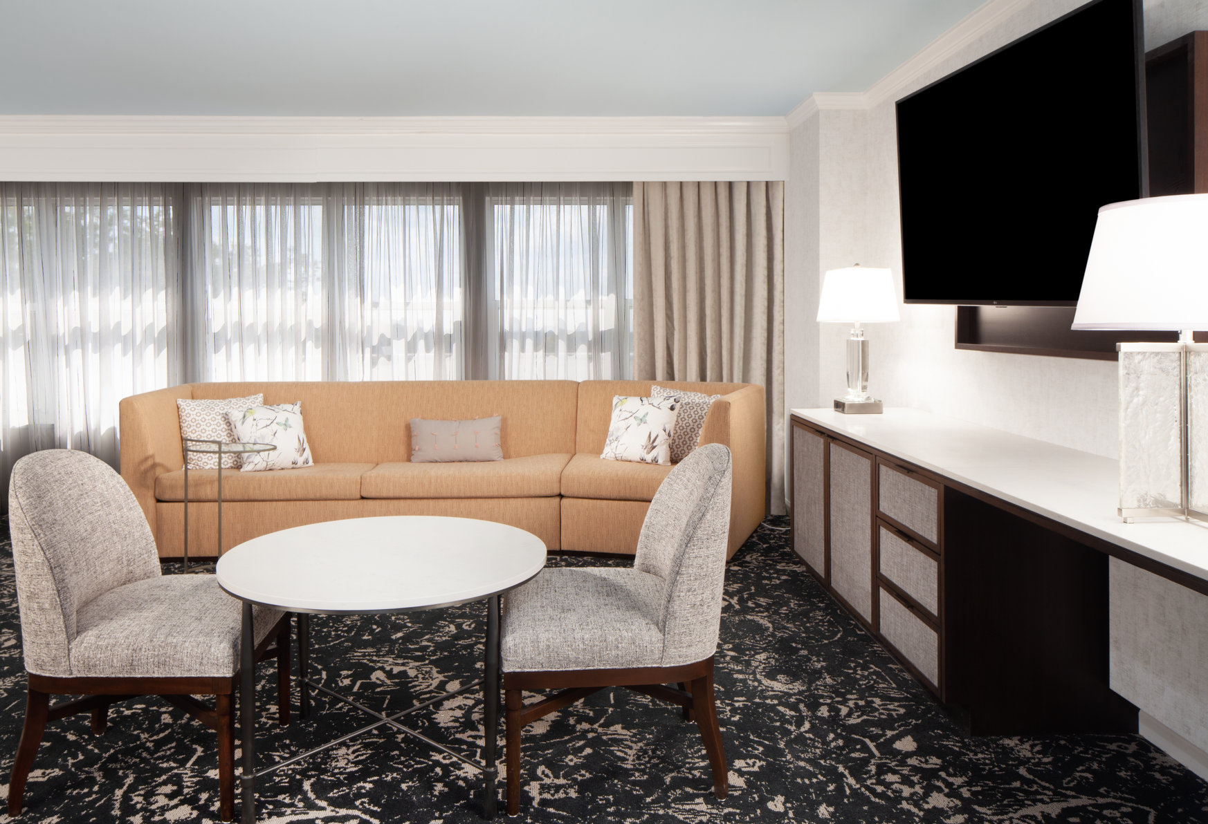 Hilton Atlanta Marietta Hotel & Conference Center Room Type - 1KNG JR STE ACC RI SHOWER