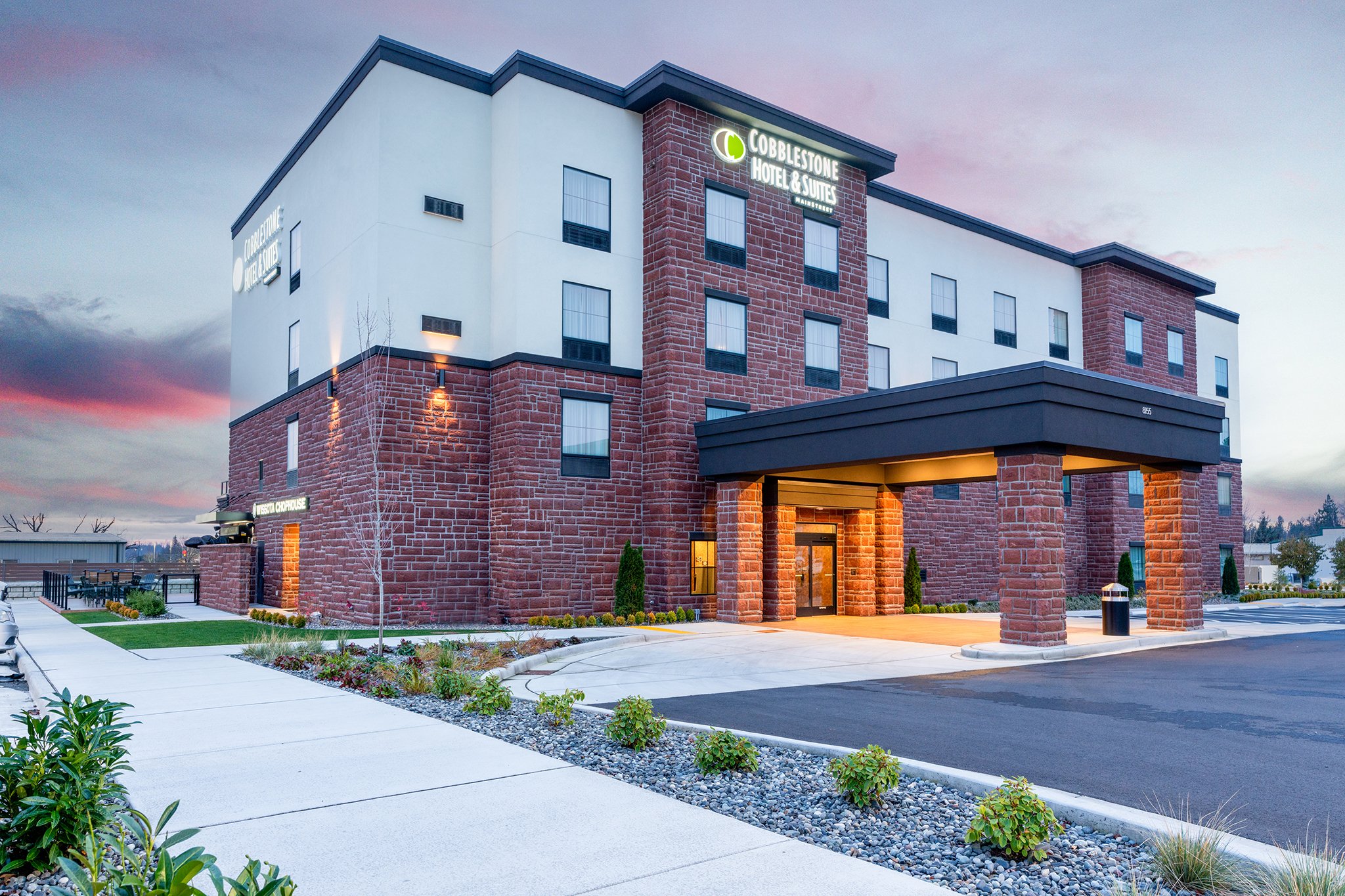 Cobblestone Hotel & Suites