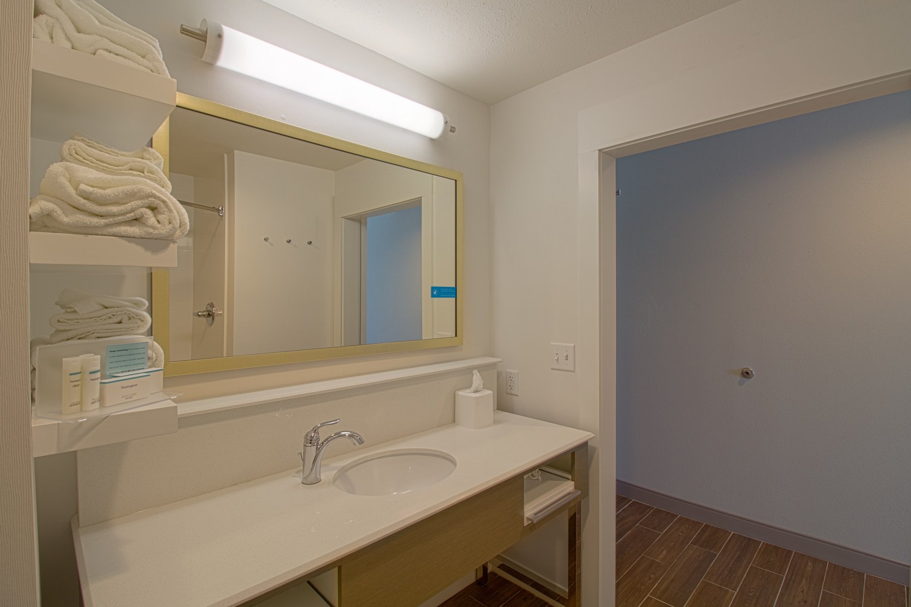 Hampton Inn by Hilton Crestview South I-10 Room Type - 1 KING MICROWV FRIDGE NS
