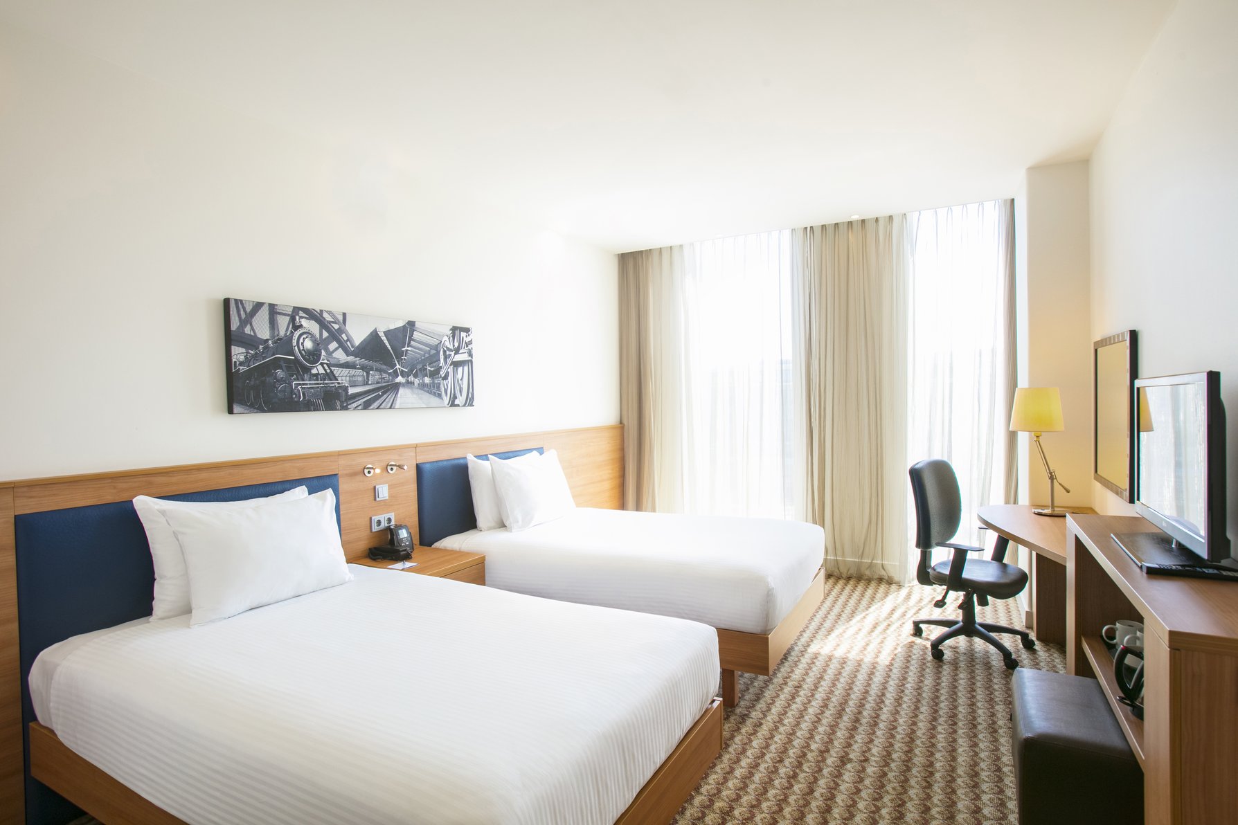 Hampton by Hilton Amsterdam / Arena Boulevard Room Type - Queen Room with Two Queen Beds