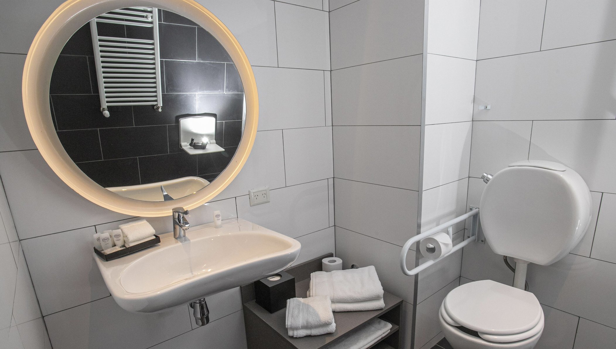 Hampton by Hilton Bariloche Room Type - 2 TWIN CV ACC ROLL IN SHWR