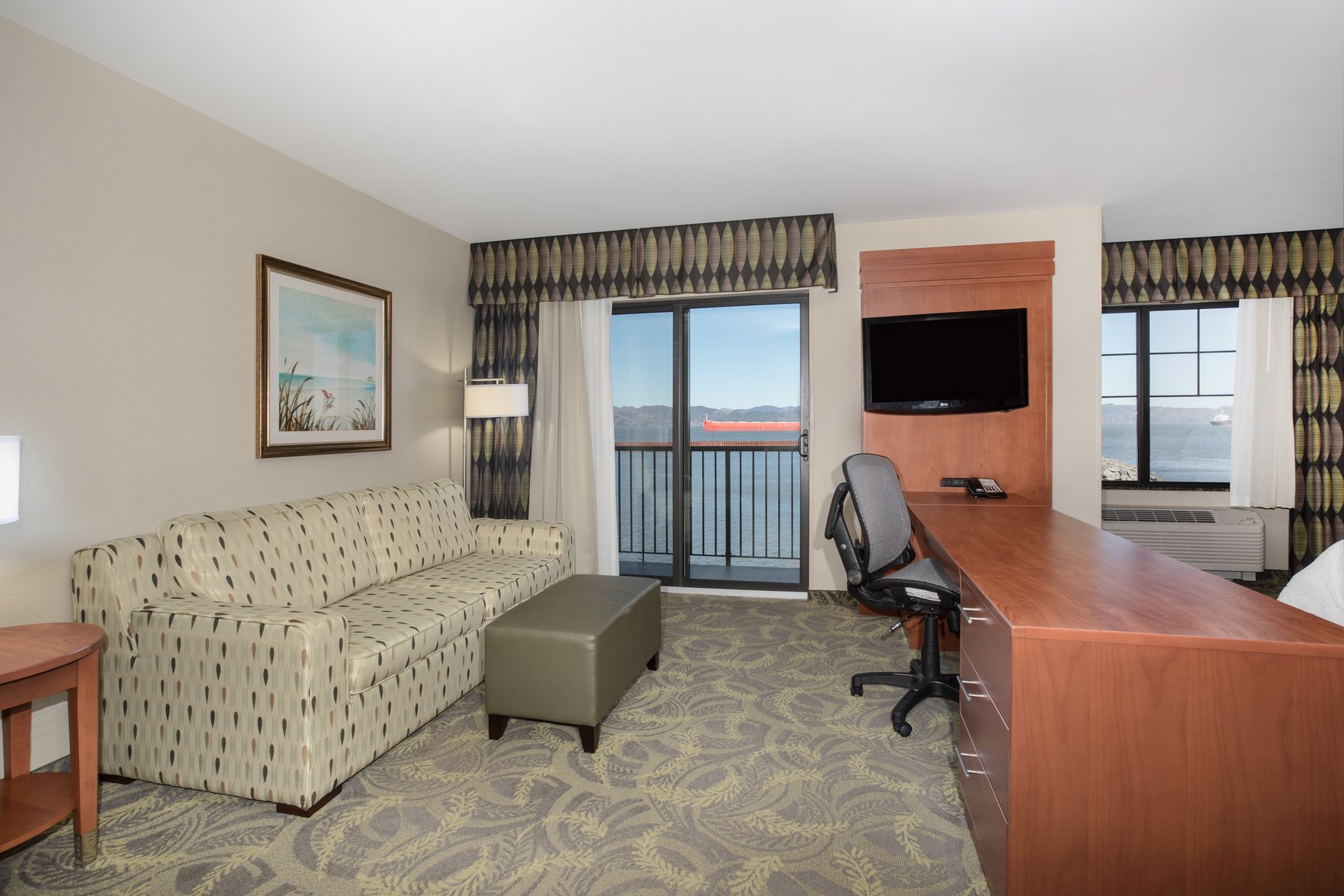 Hampton Inn and Suites Astoria Room Type - 1KG STUDIO RVERVIEW BALCNY