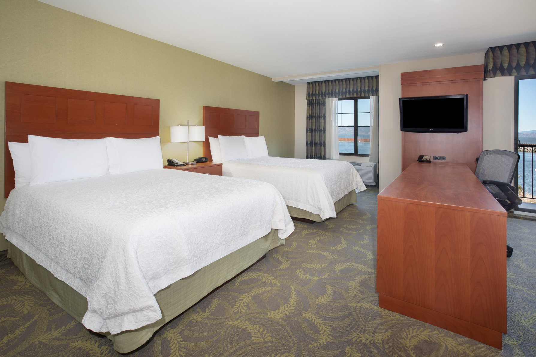 Hampton Inn and Suites Astoria Room Type - 2QN STUDIO RIVERVW BALCONY