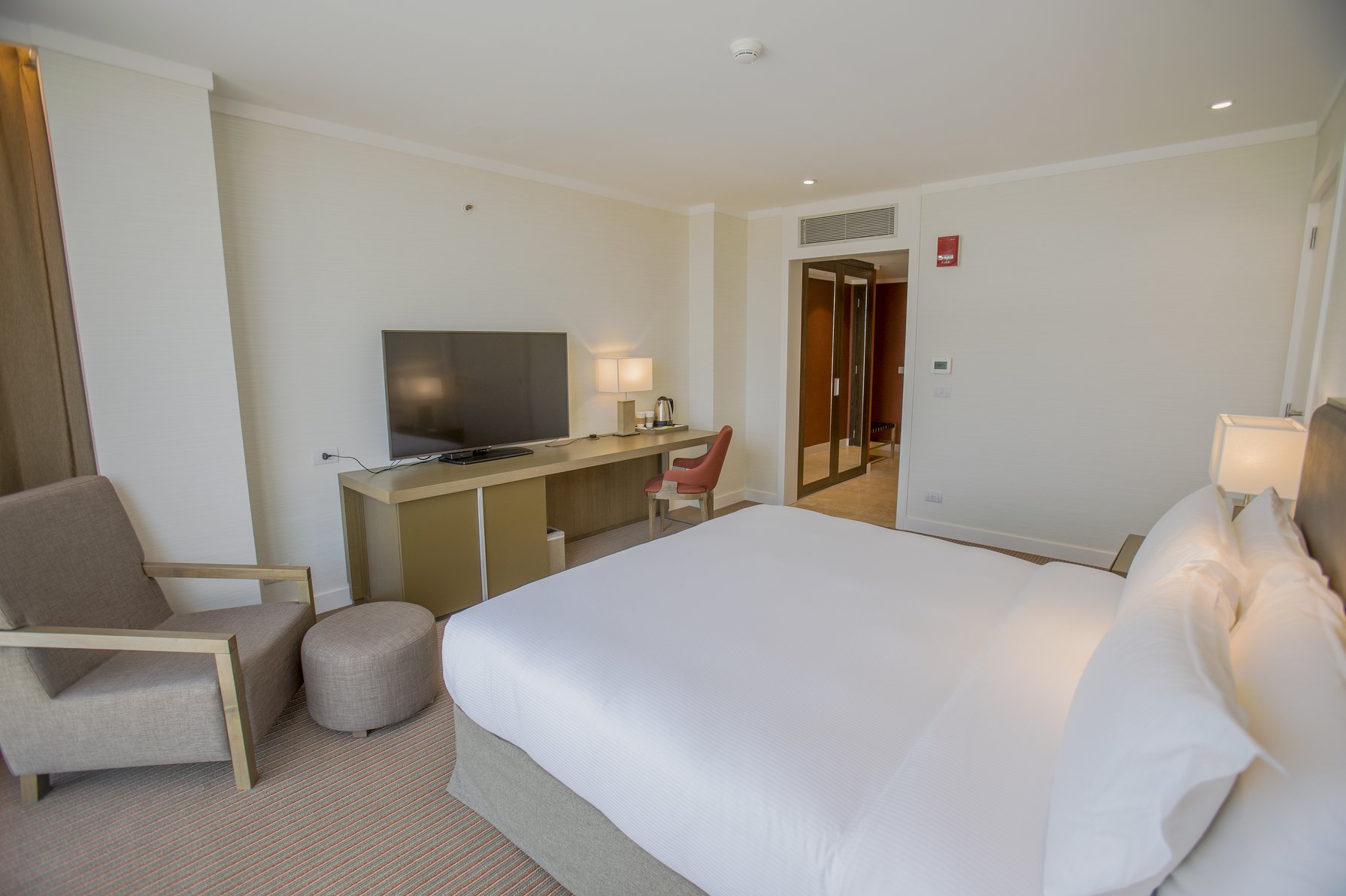 Hilton Pilar Room Type - DELUXE KING