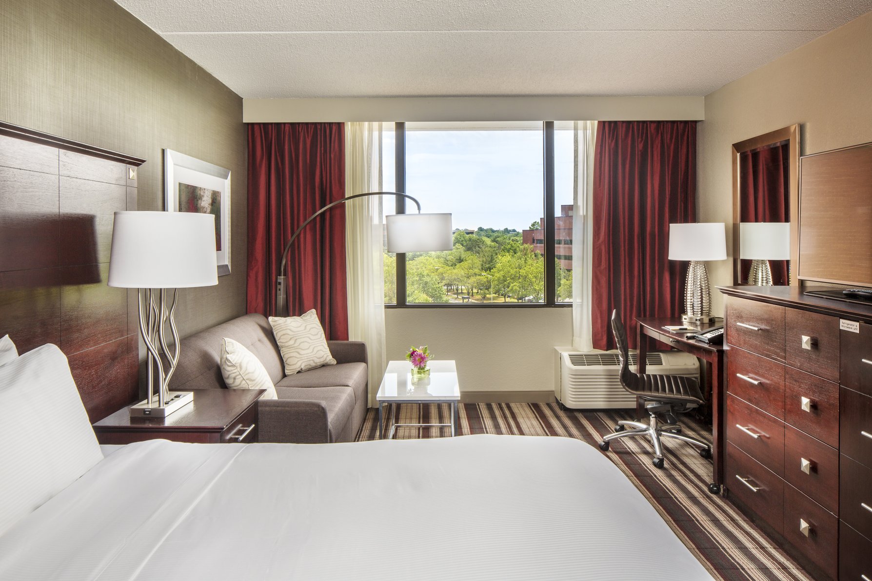 DoubleTree by Hilton Largo-Washington DC Room Type - 1K JR STE ACCESS W RI SHWR