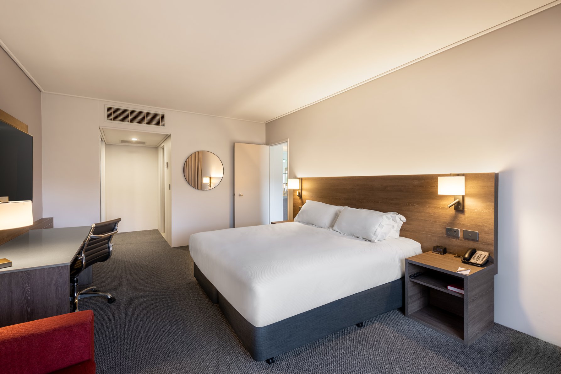 DoubleTree by Hilton Alice Springs Room Type - KING JUNIOR SUITE W  VIEW