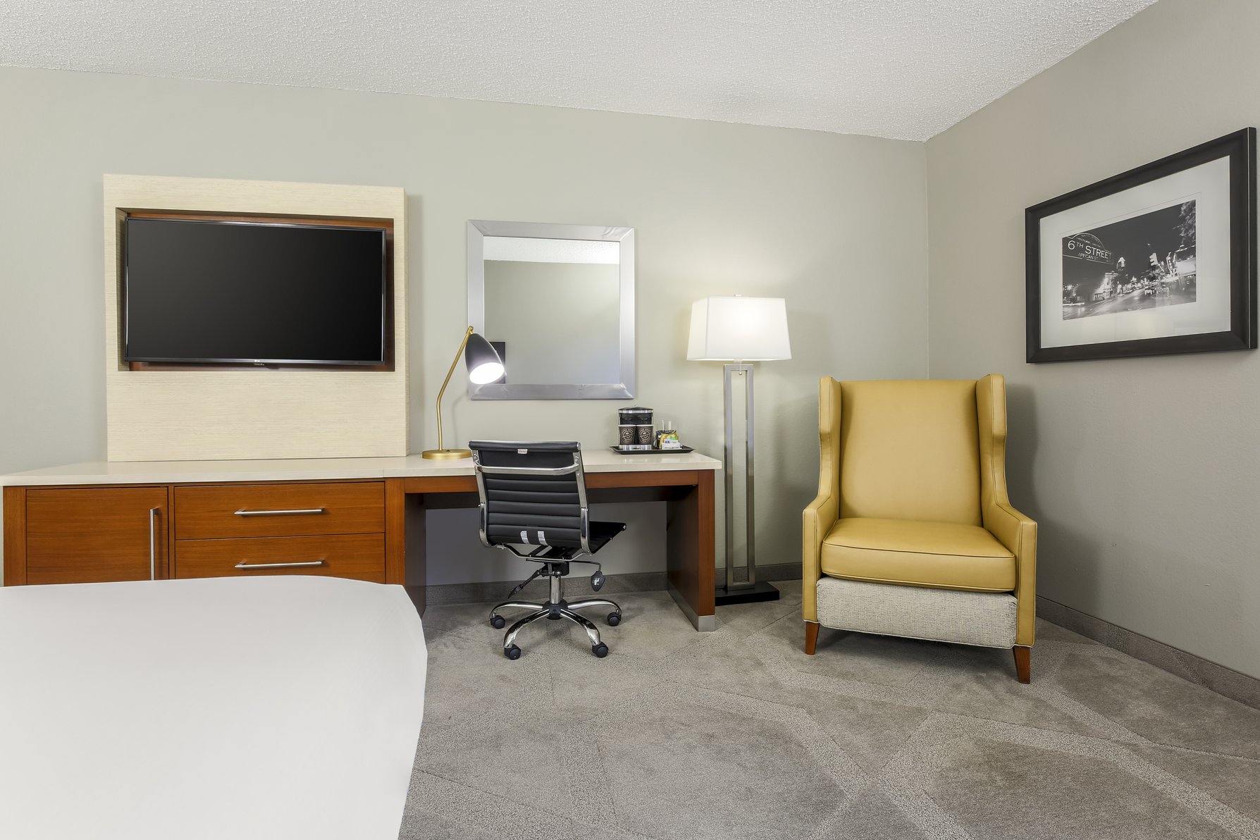 DoubleTree by Hilton Austin - University Area Room Type - 1KG MOB HEAR ACC RI-SHW NS