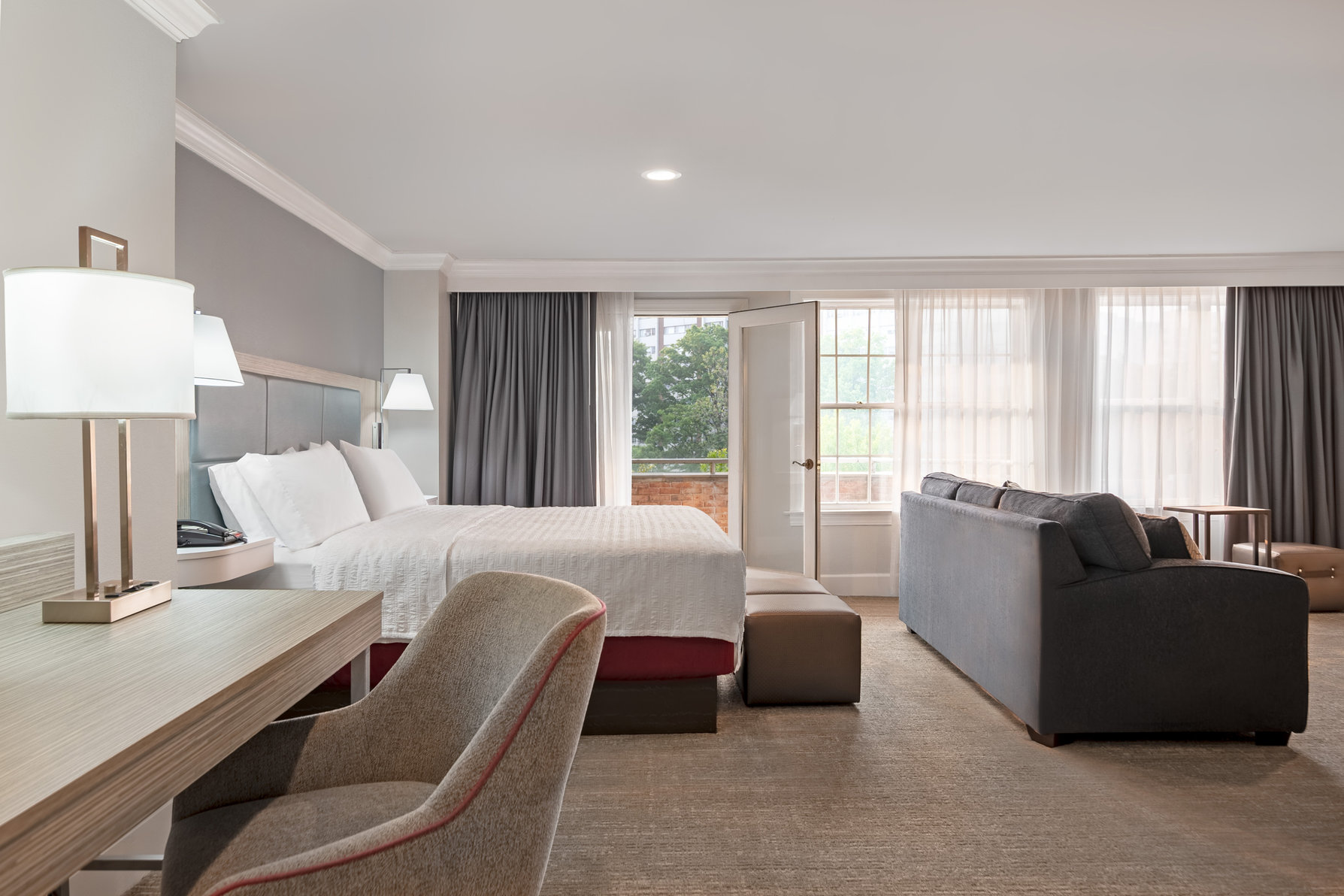 Hampton Inn & Suites by Hilton Stamford Room Type - 1KG LARGE STUDIO  BALC NS