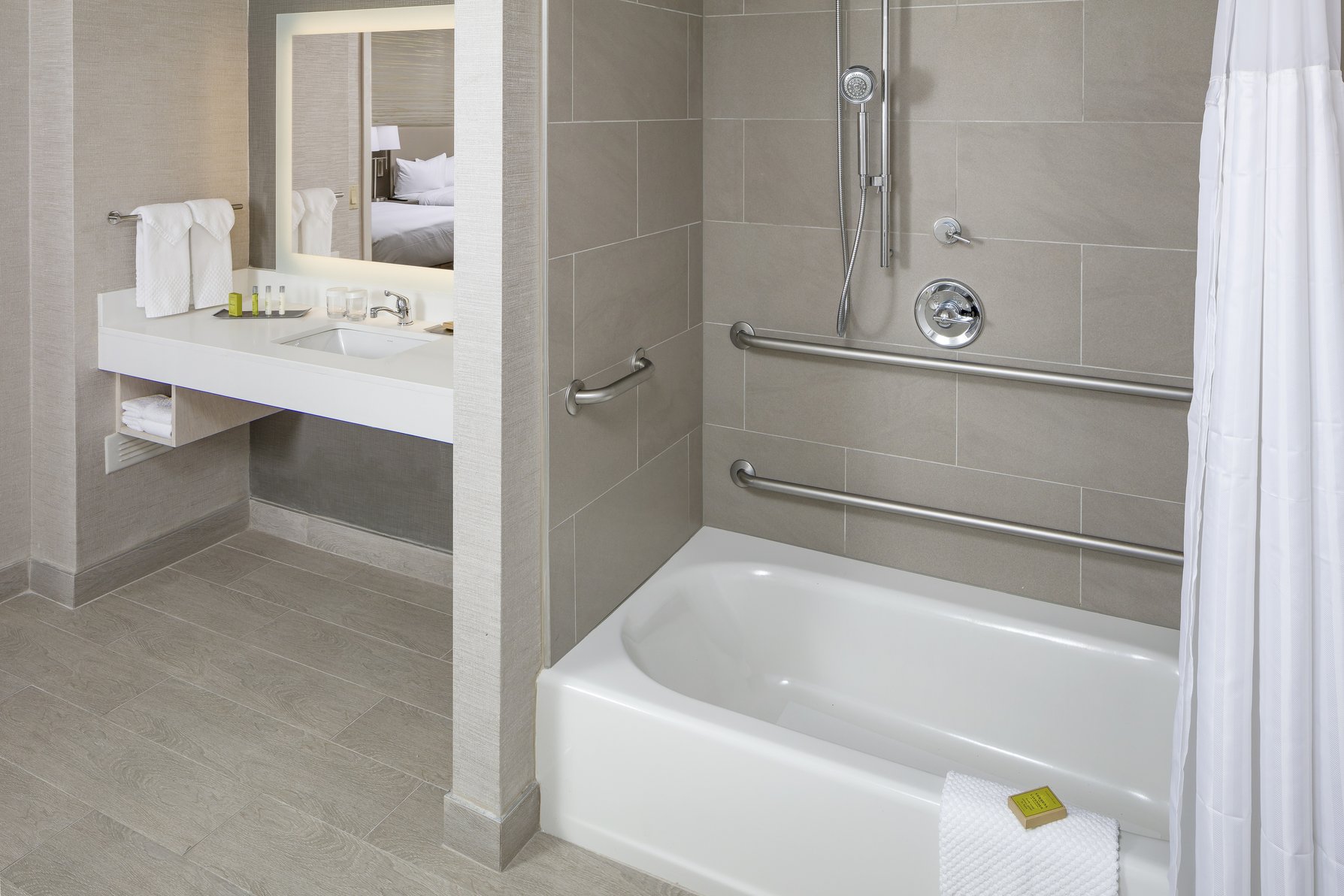 DoubleTree by Hilton Boston Logan Airport Chelsea Room Type - 1 KG STUDIO STE HEAR ACC