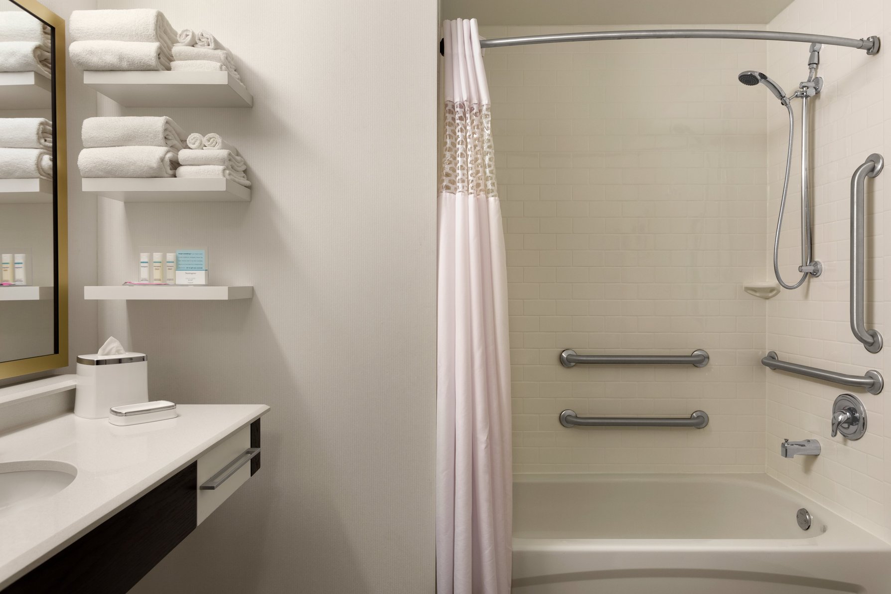 Hampton Inn by Hilton Chicago Downtown/N Loop/Michigan Ave Room Type - 1 KNG ACCESSIBLE TUB NS
