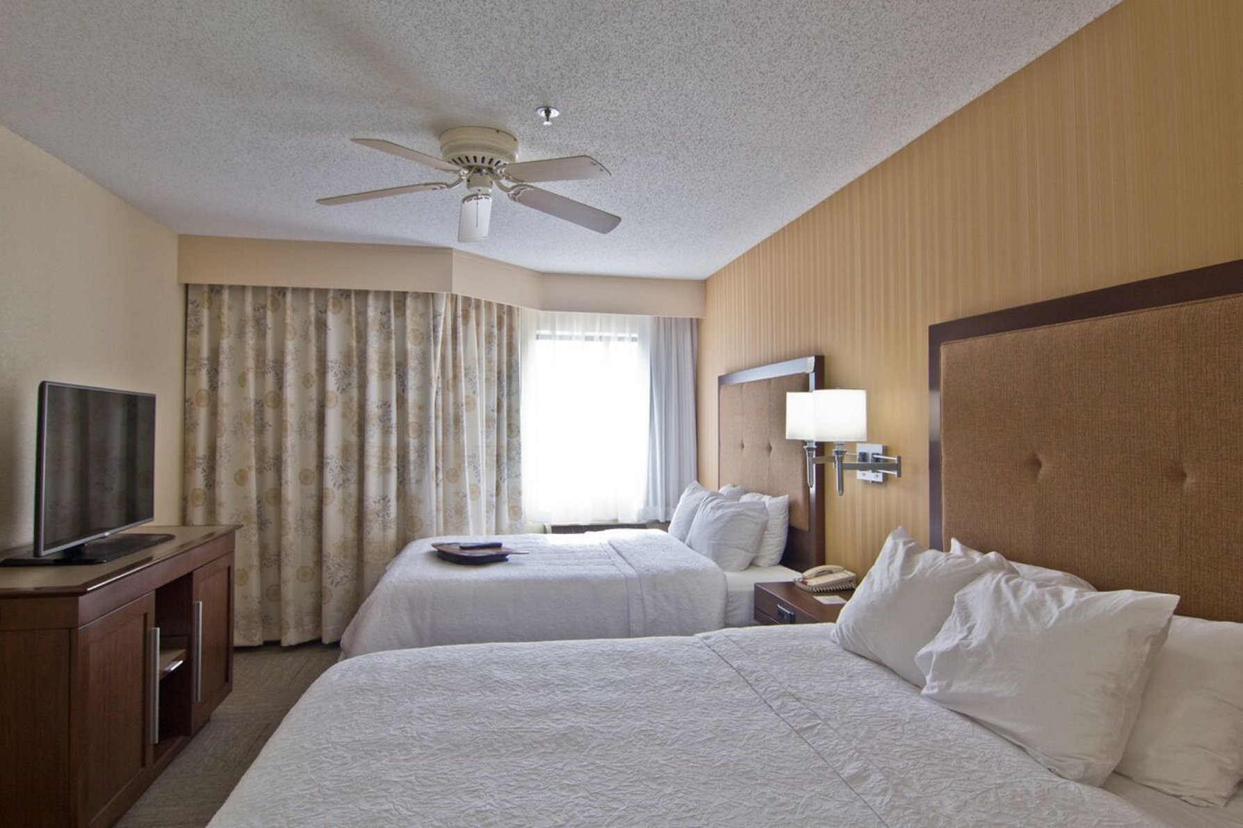 Hampton Inn & Suites by Hilton Chillicothe Room Type - 2Q 1BDRM STE W SHWR-KIT NS