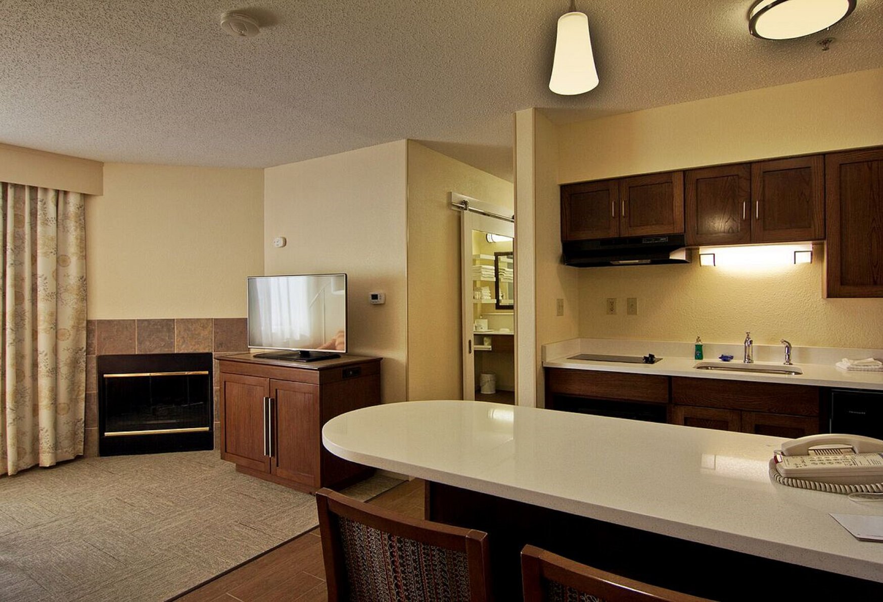 Hampton Inn & Suites by Hilton Chillicothe Room Type - 1K 1BDRM STE TUB FIREPL NS