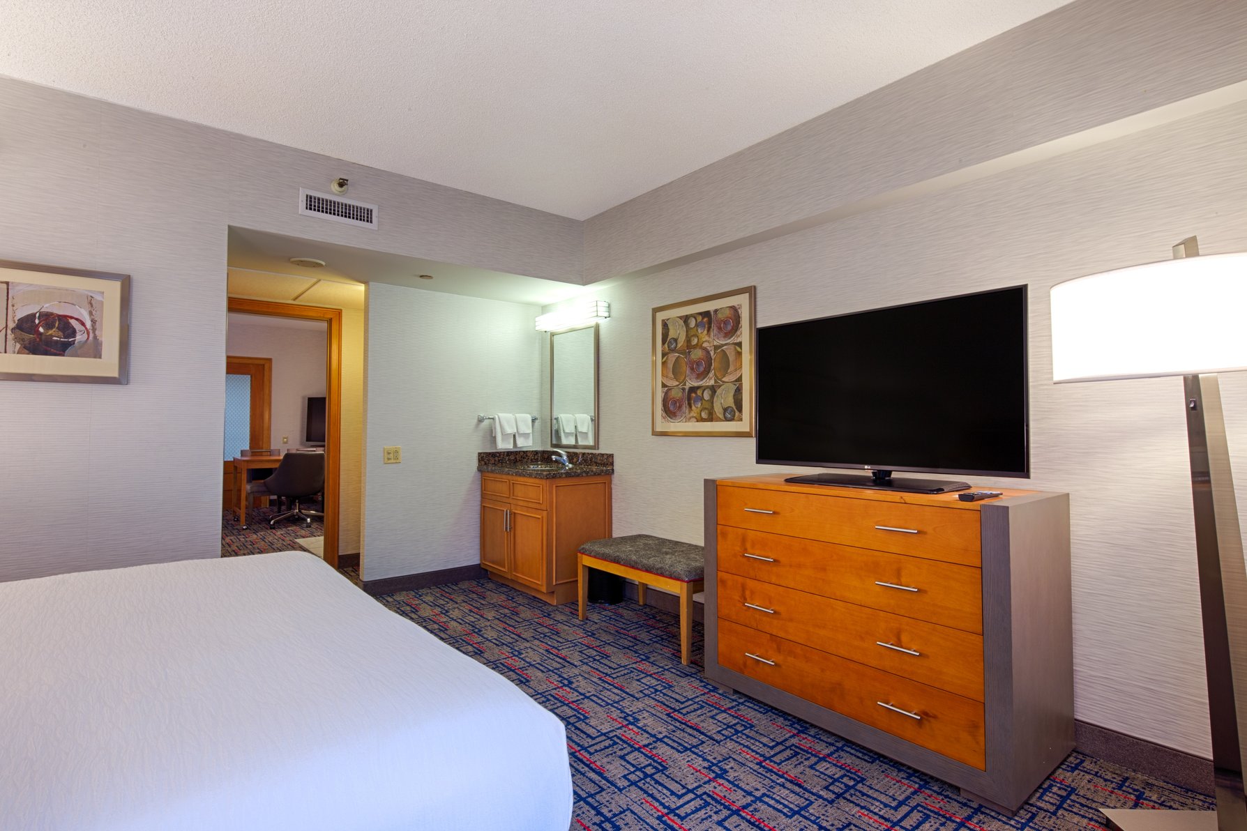Embassy Suites Chicago - O'Hare Rosemont Room Type - 1 KG STE HEAR ACC NO SMOK