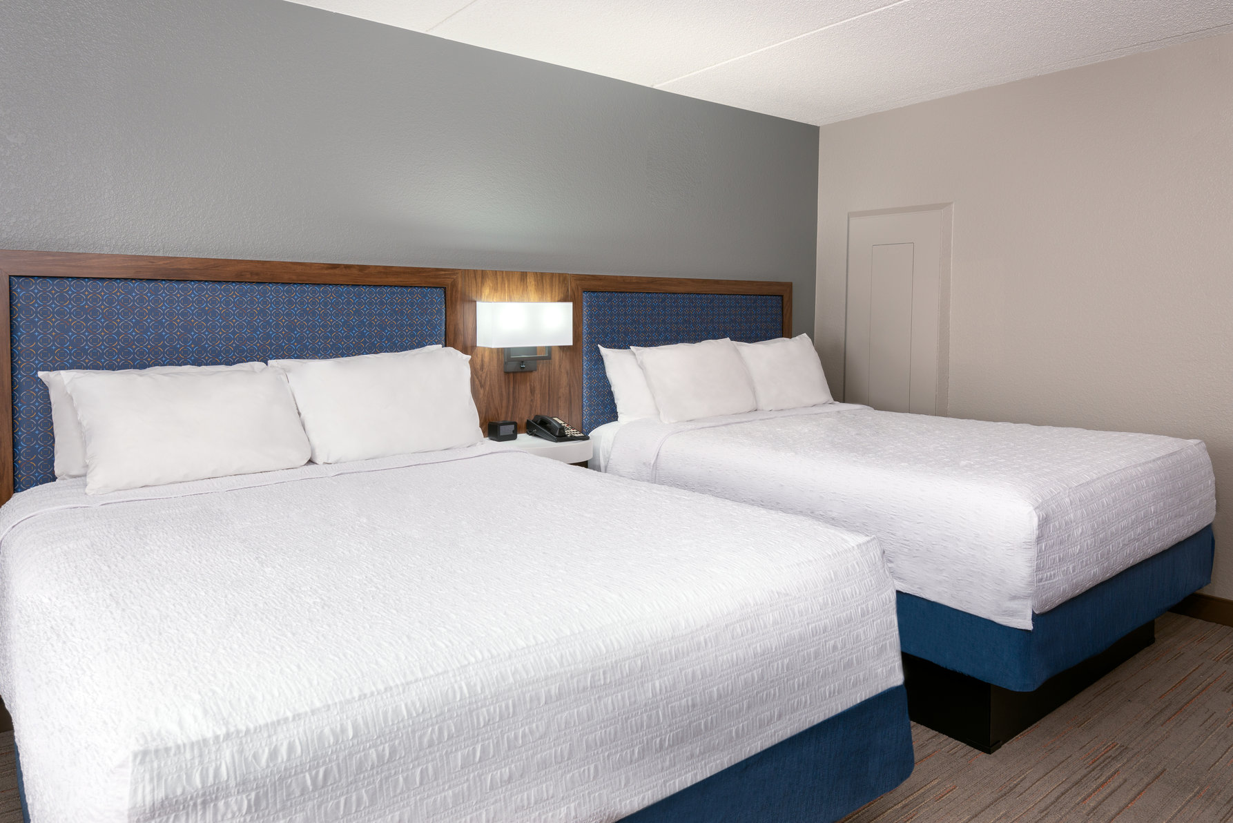 Hampton Inn & Suites Charlottesville-At the University Room Type - 2QN MOB ACCESS W TUB NS