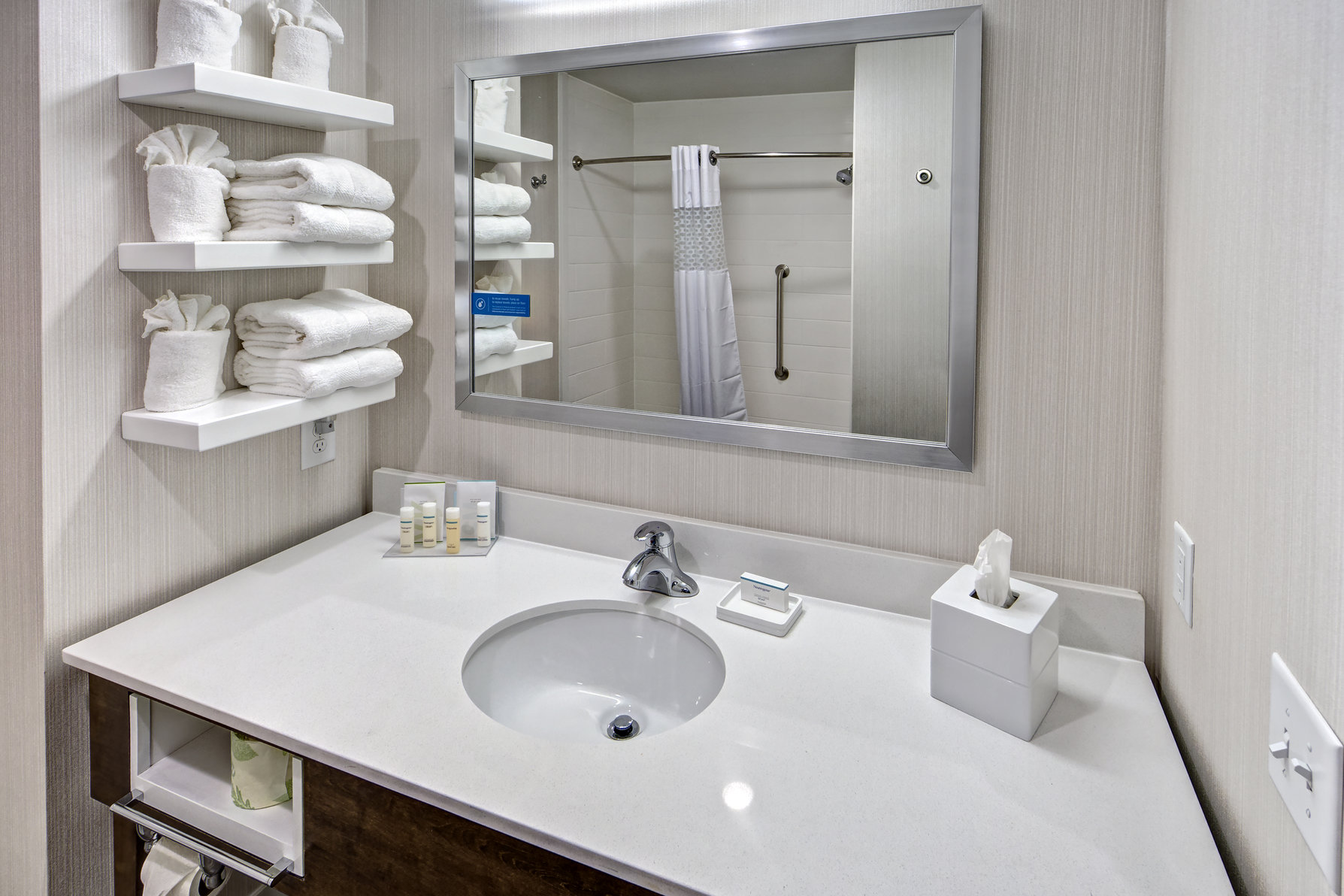 Hampton Inn Summerville SC Room Type - 1 KING SFBD W TUB NS