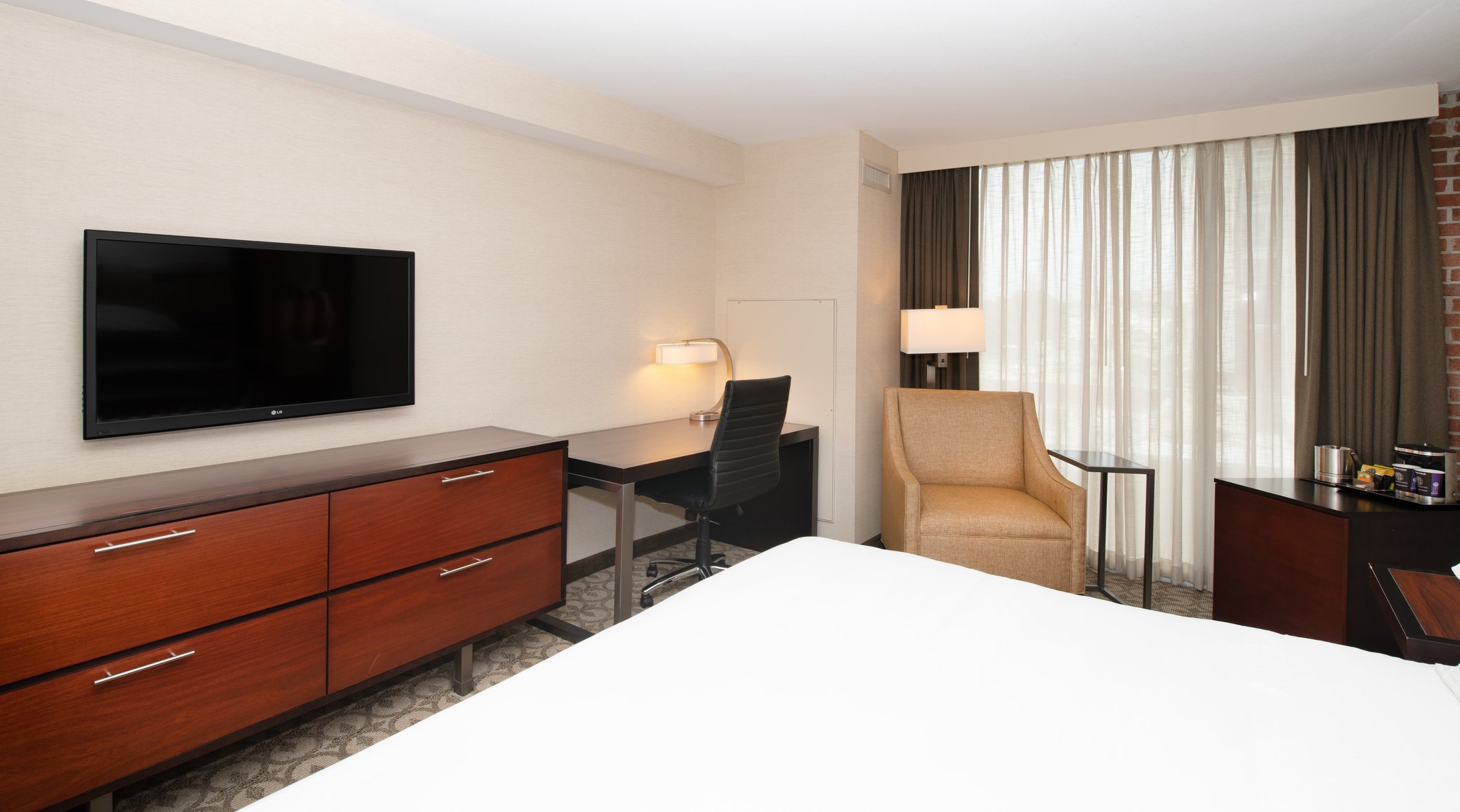 DoubleTree Hotel & Suites Charleston Airport Room Type - 1 KING ACCESS W BATHTUB NS