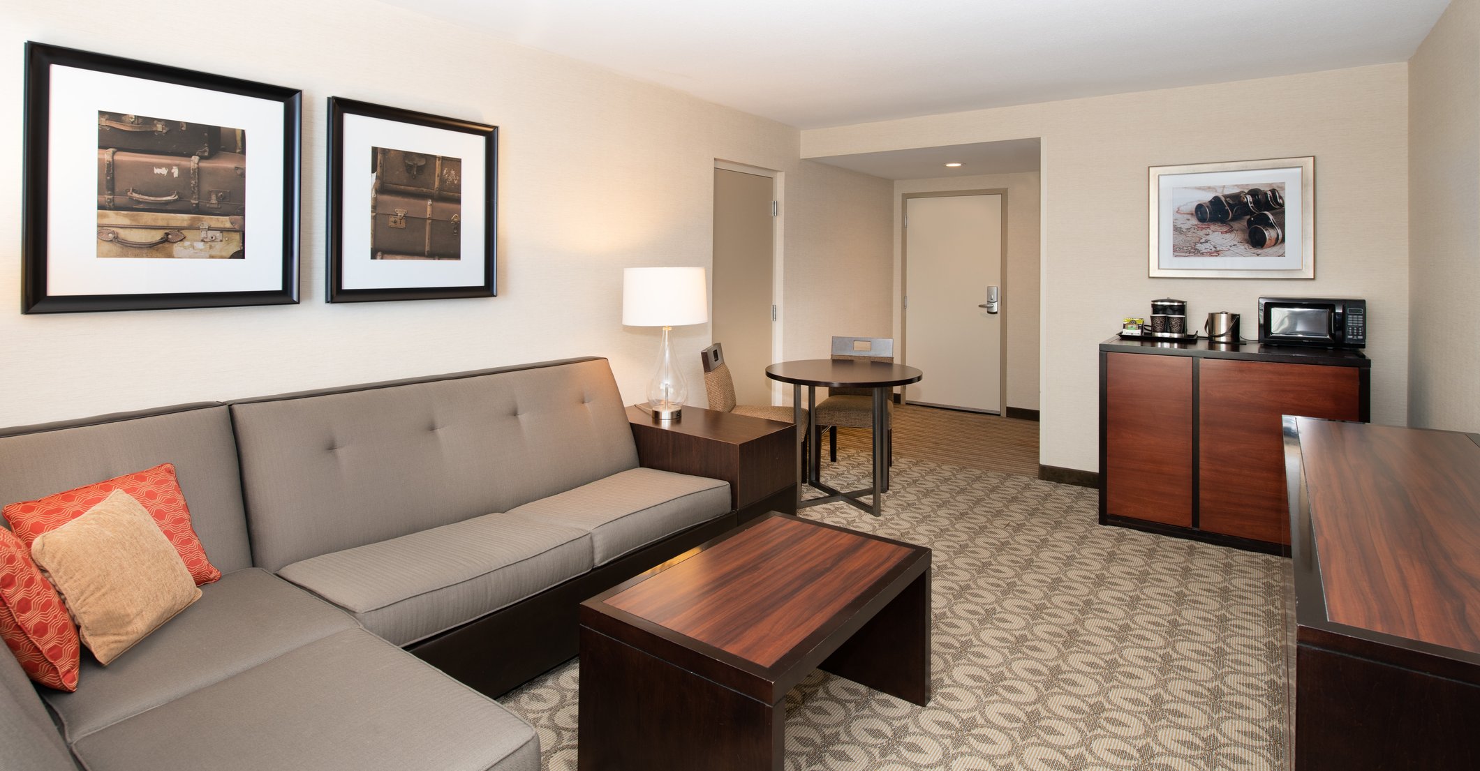 DoubleTree Hotel & Suites Charleston Airport Room Type - 1KING 2RM DELUXE STE NOSMK