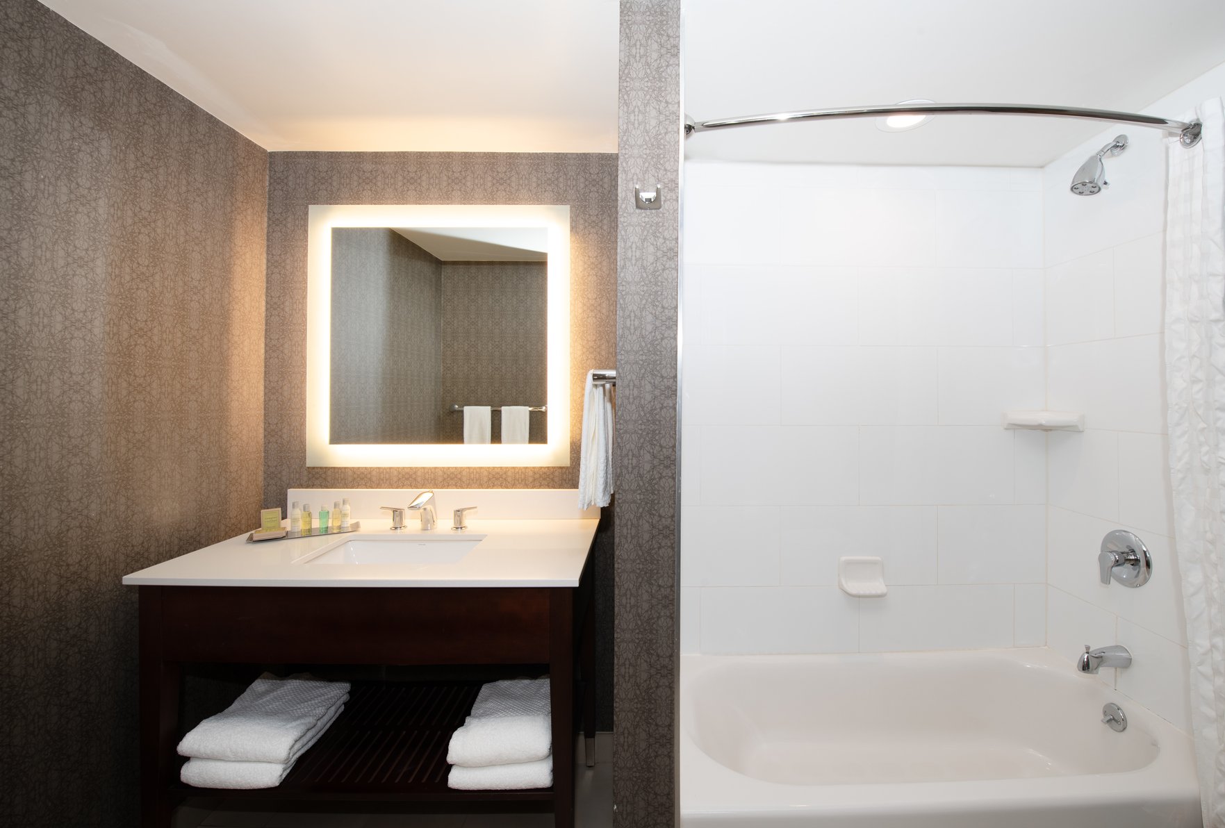 DoubleTree Hotel & Suites Charleston Airport Room Type - 2DBLS HEARING ACCESS NOSMK