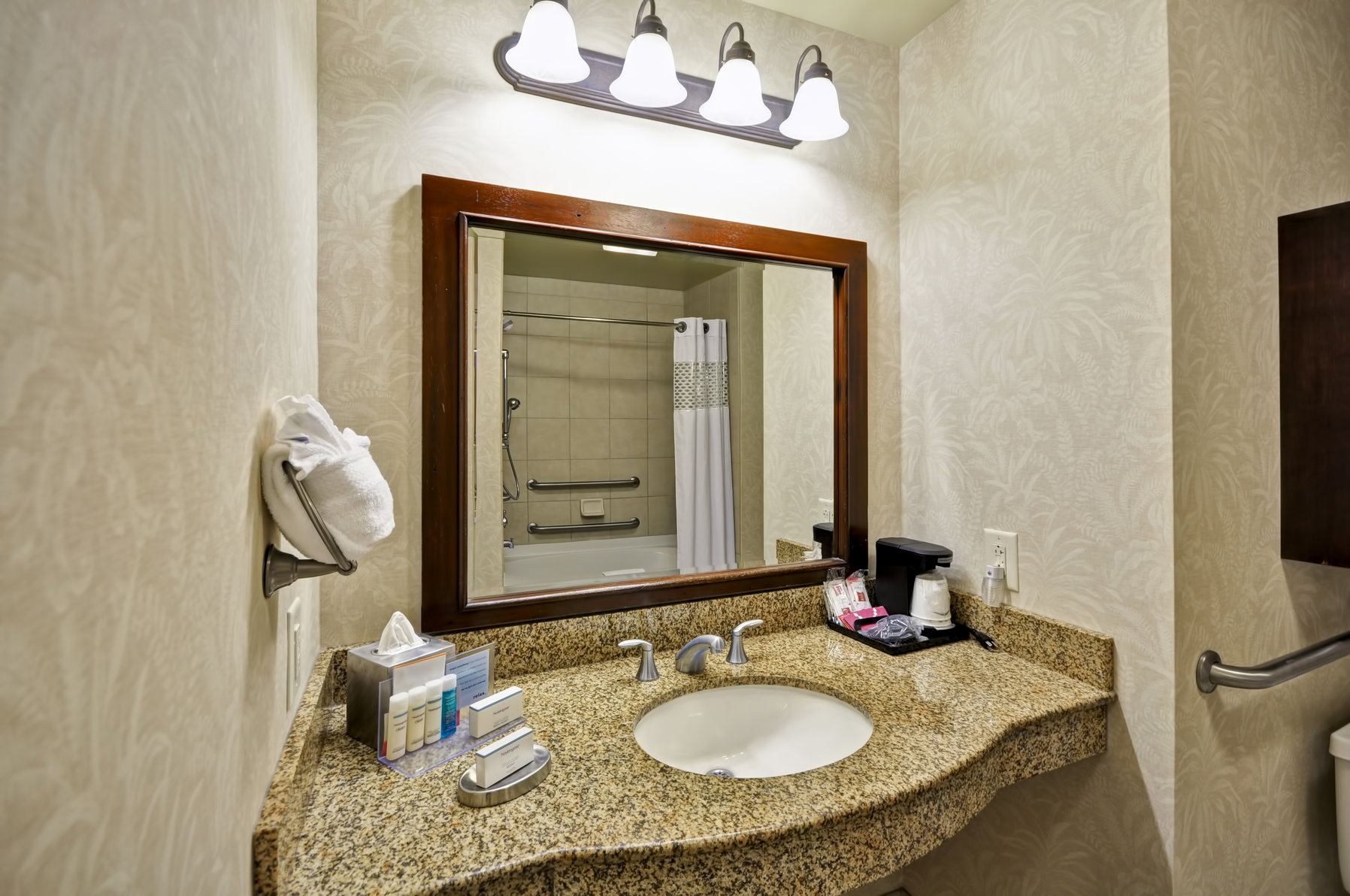 Hampton Inn & Suites North Charleston-University Blvd Room Type - 1KNG MOB HEAR ACC W TUB NS