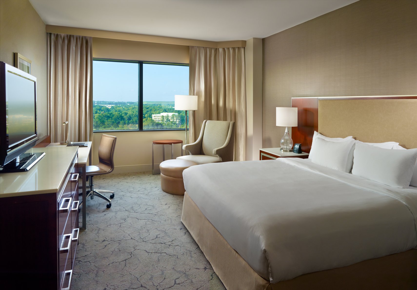 Hilton Atlanta Northeast Room Type - 1 QN EXEC ACC RM W TUB