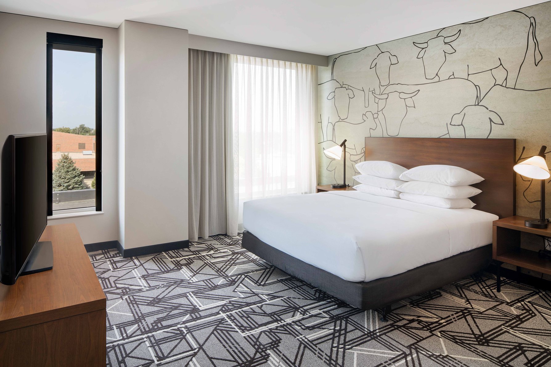 DoubleTree by Hilton Greeley at Lincoln Park Room Type - 1KG BOARDRM STE ACC RI-SHW