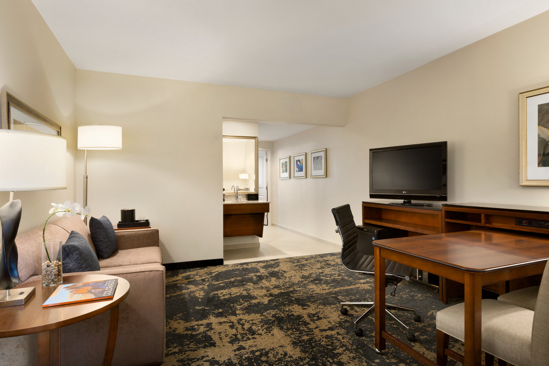 Embassy Suites Denver - Downtown/Convention Center Room Type - 1KNG STE MOB HR ACC TUB NS