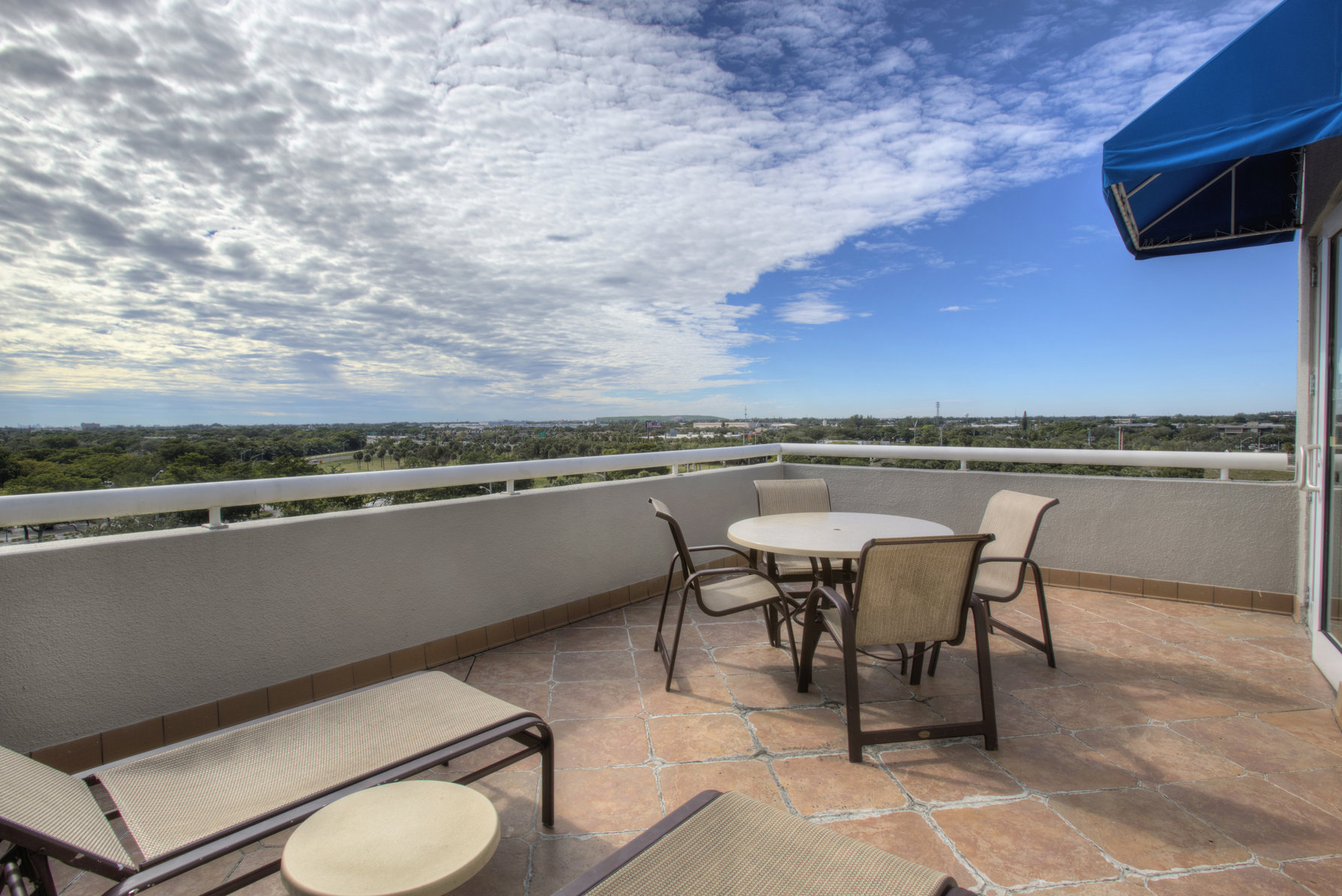 Doubletree by Hilton Hotel Deerfield Beach - Boca Raton Room Type - 1 KING 2 BALCONY DUPLEX