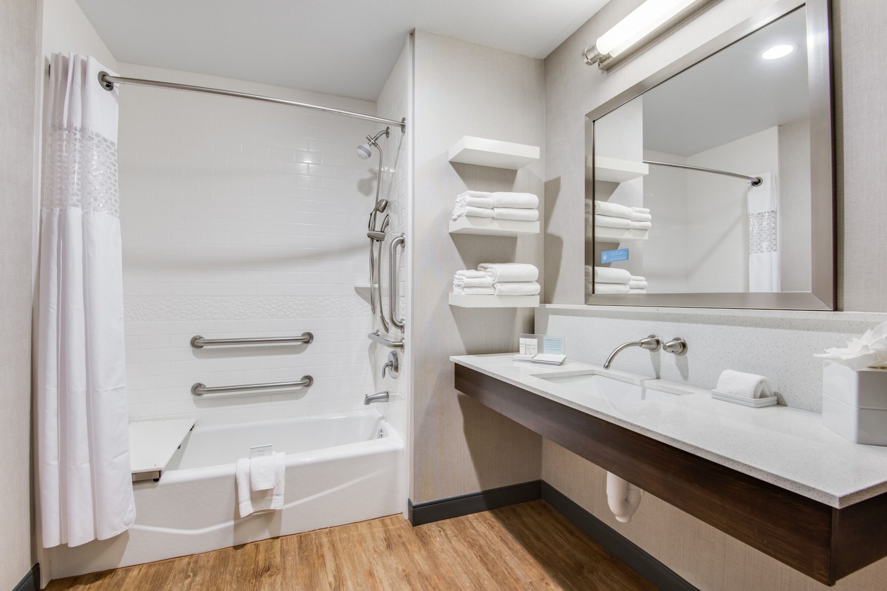 Hampton Inn & Suites Dallas-Ft. Worth Airport South Room Type - 2QN MOB HEA ACC TUB STU NS
