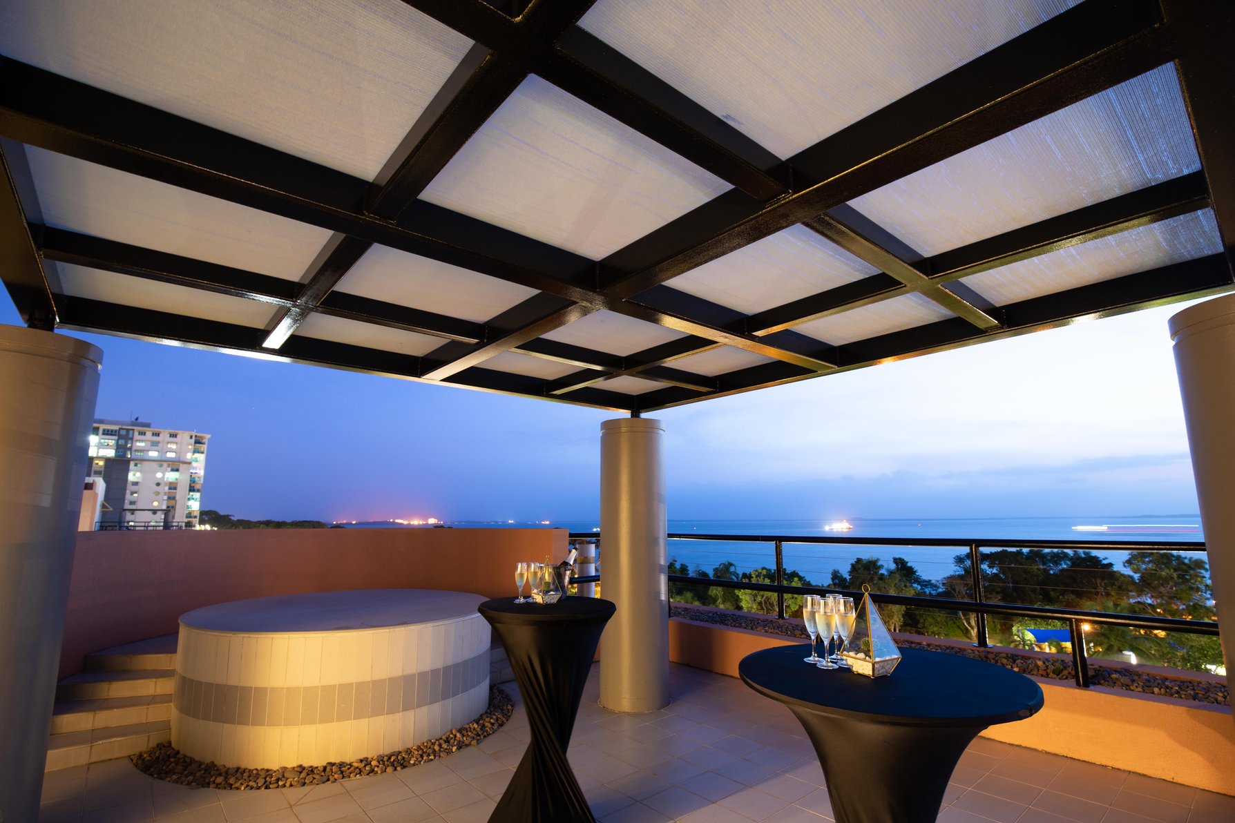 DoubleTree by Hilton Darwin Esplanade Room Type - KING PREMIER SUITE