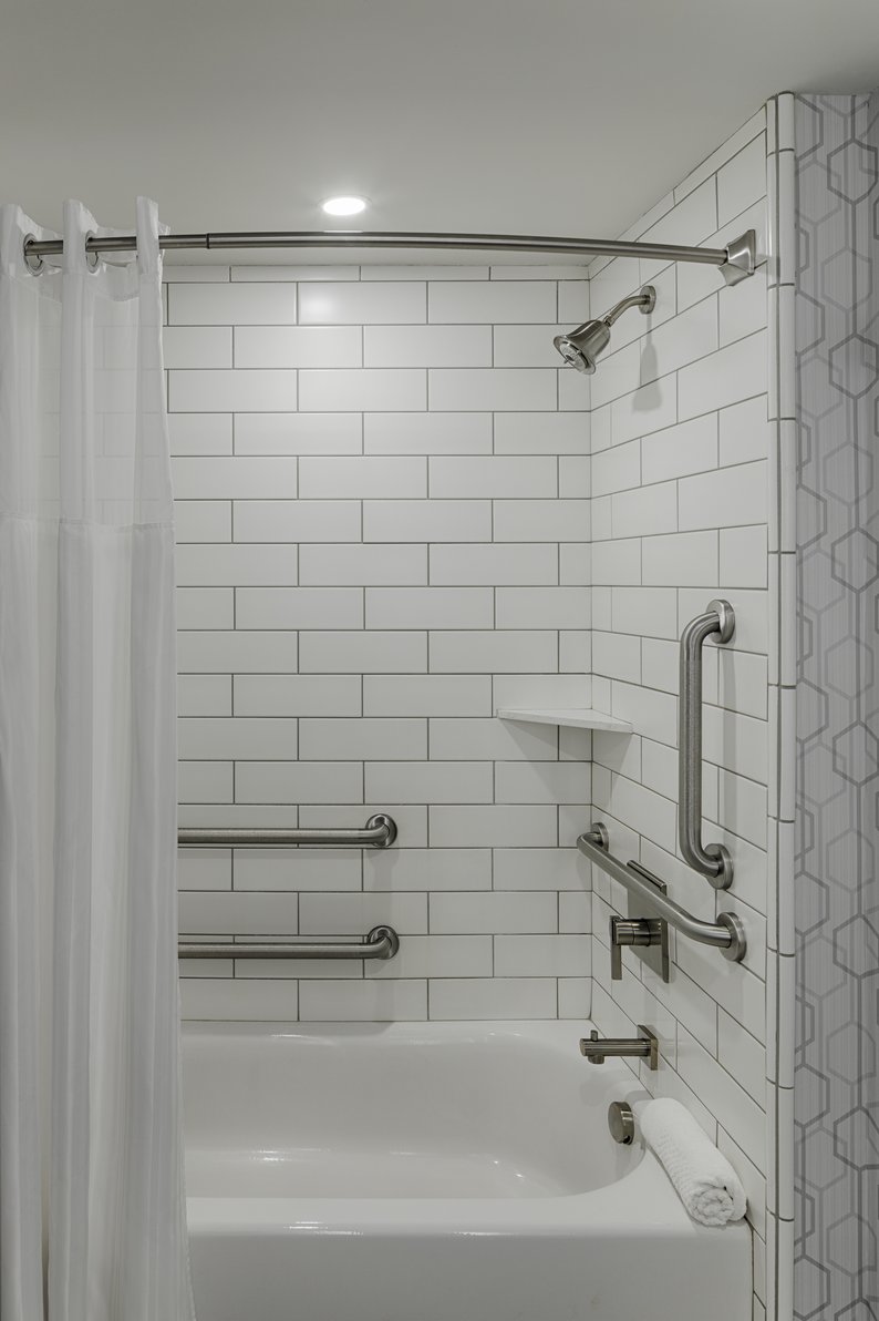 The Kingsley Bloomfield Hills - a DoubleTree by Hilton Room Type - 1 KING MOB ACC TUB
