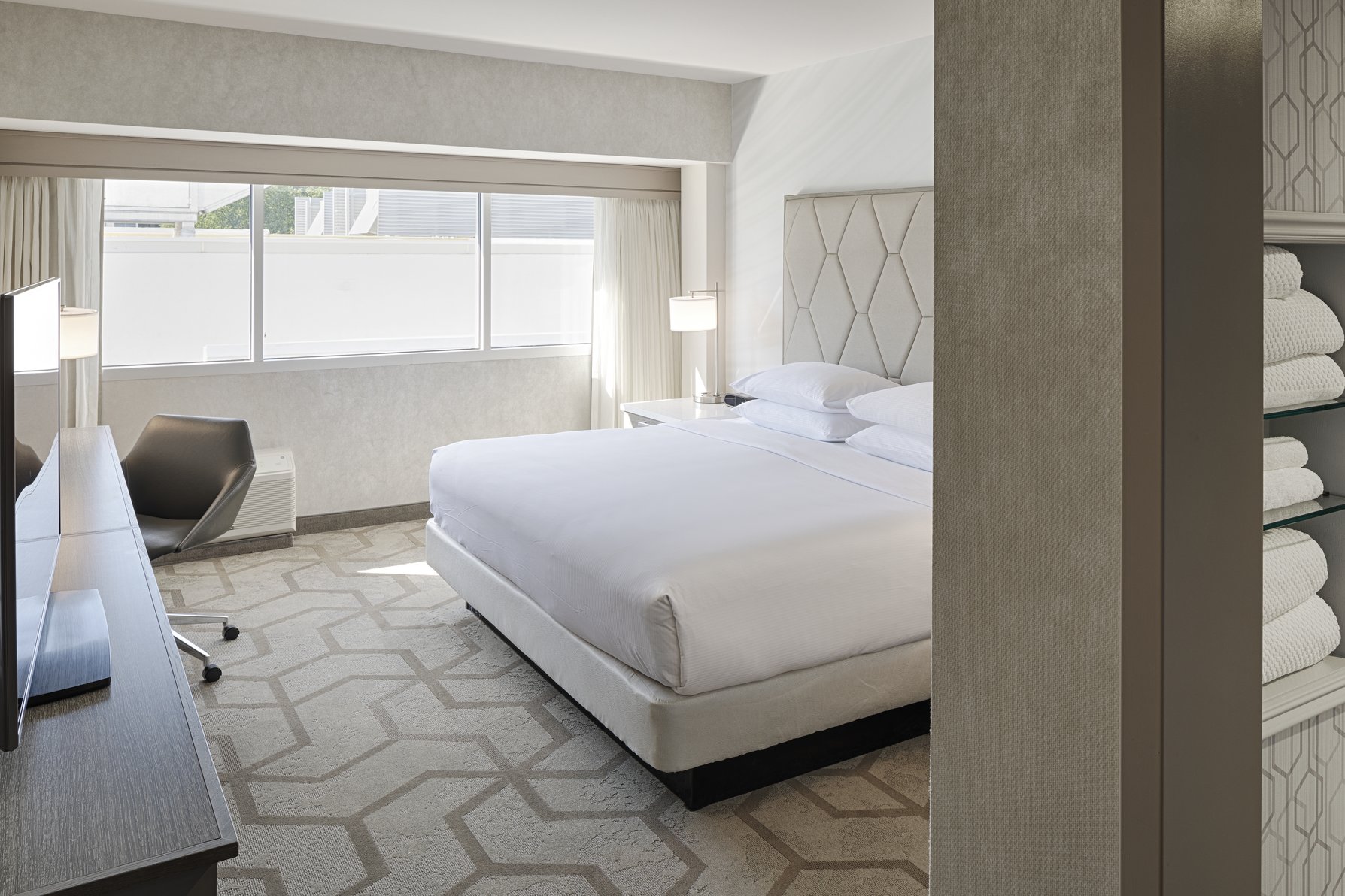 The Kingsley Bloomfield Hills - a DoubleTree by Hilton Room Type - 1 KING MOB HEAR ACC RIS