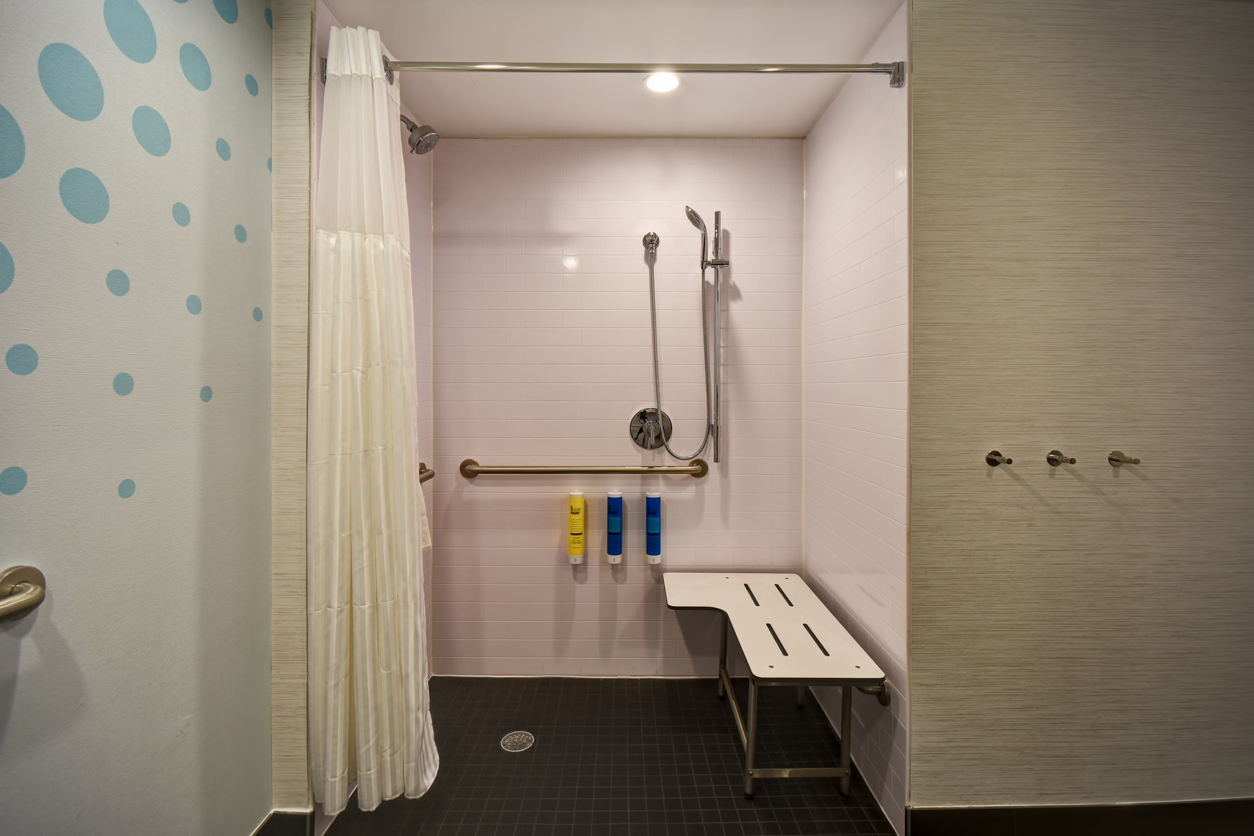 Tru by Hilton Sterling Heights Detroit Room Type - 1 KING ACC RM ROLLIN SHWR