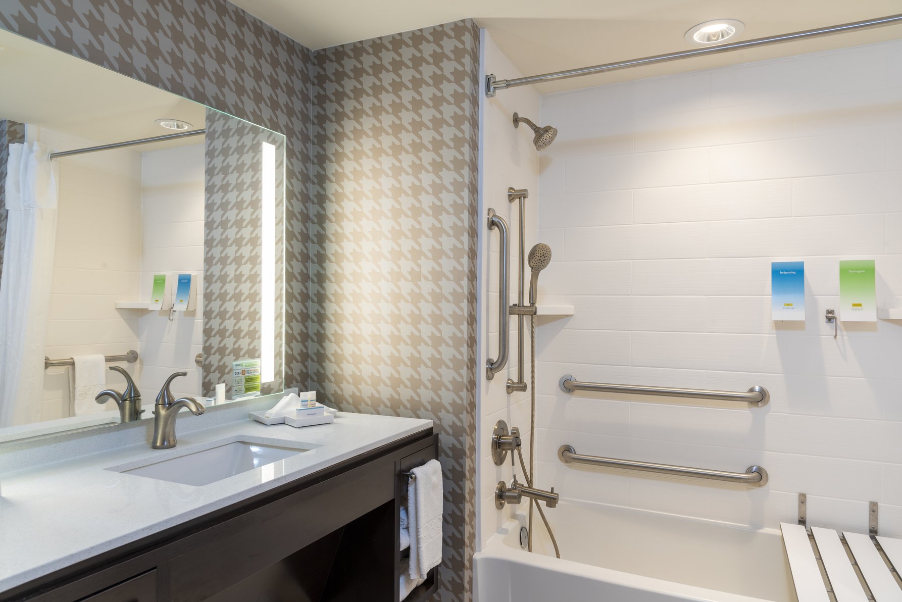 Home2 Suites by Hilton Appleton Room Type - 1QN 1BDRM ACC TUB SUITE NS