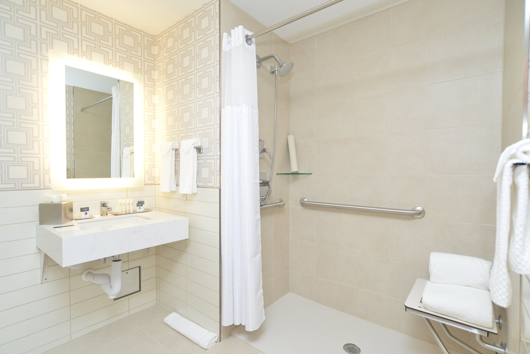 The Lismore Hotel Eau Claire - a DoubleTree by Hilton Hotel Room Type - 1 QUEEN ACC RI SHOWER