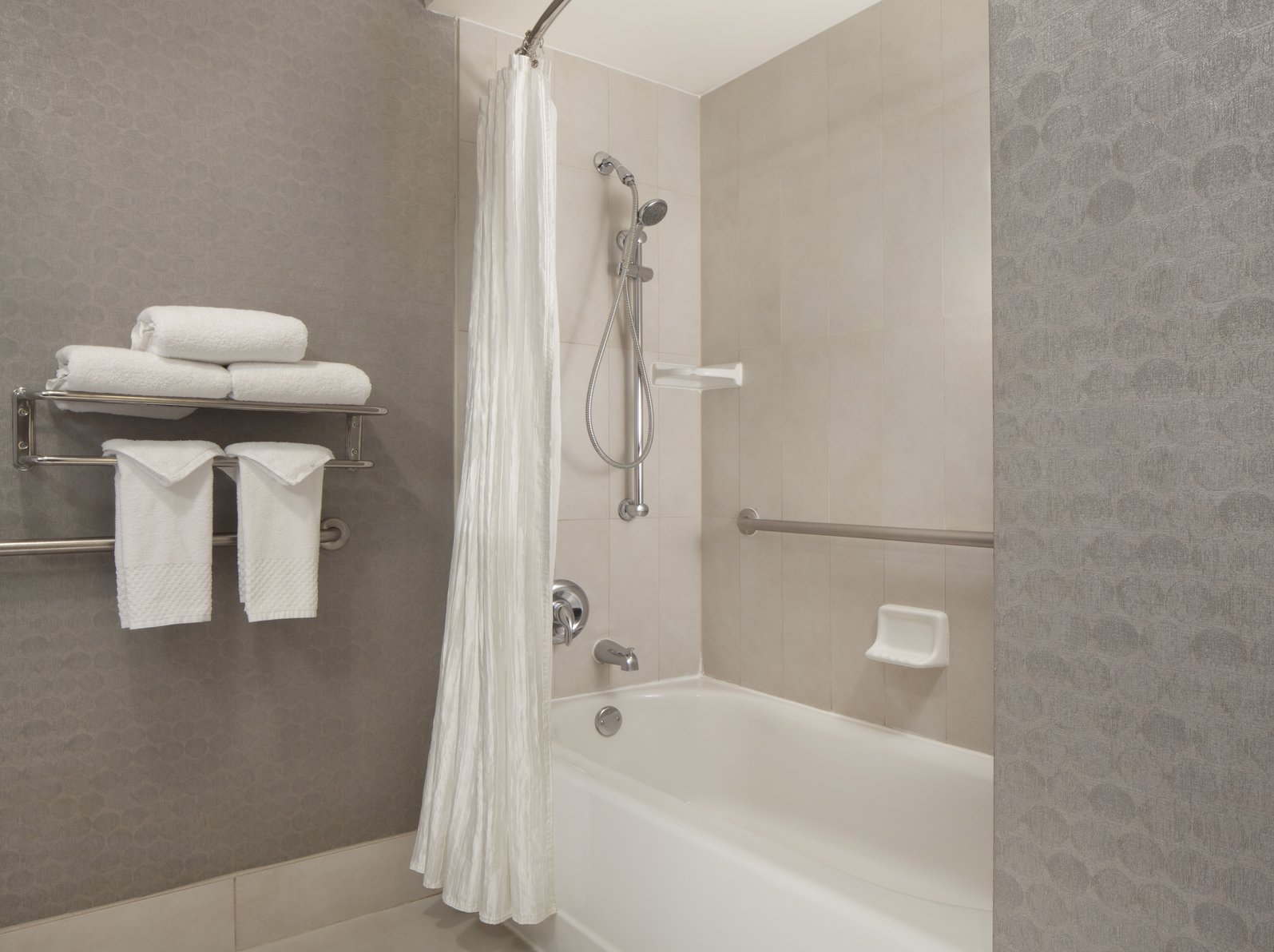 DoubleTree by Hilton El Paso Downtown Room Type - 2 QN DELUXE ACCESSIBLE TUB