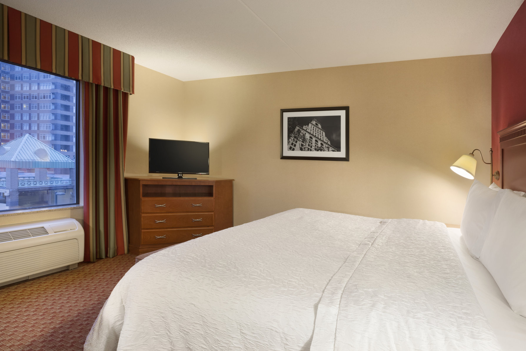 Hampton Inn & Suites Hartford/East Hartford, CT Room Type - 1 KNG HEARING ACC NOSMOK