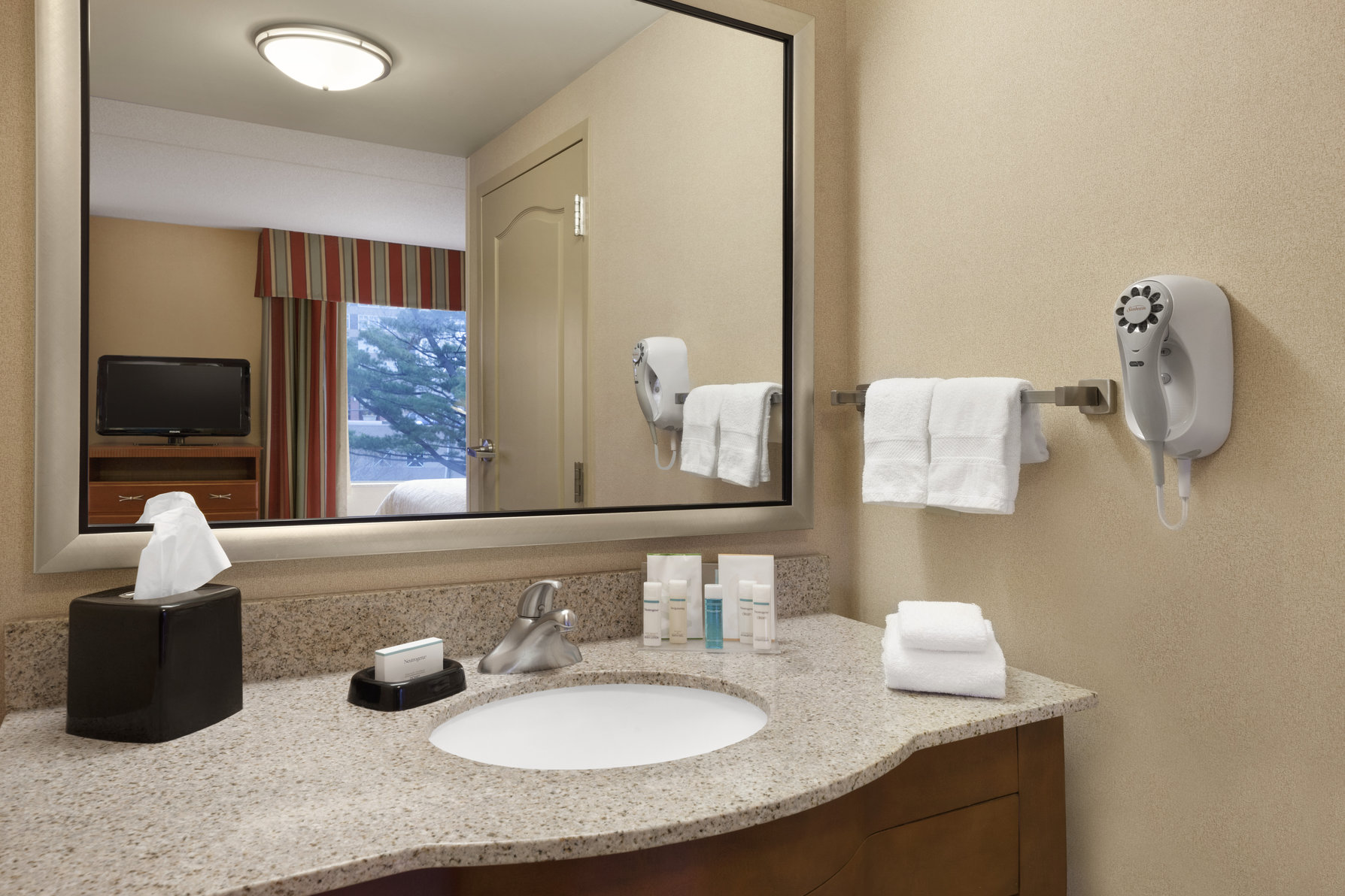 Hampton Inn & Suites Hartford/East Hartford, CT Room Type - 1 KNG STUDIO NONSMOKING