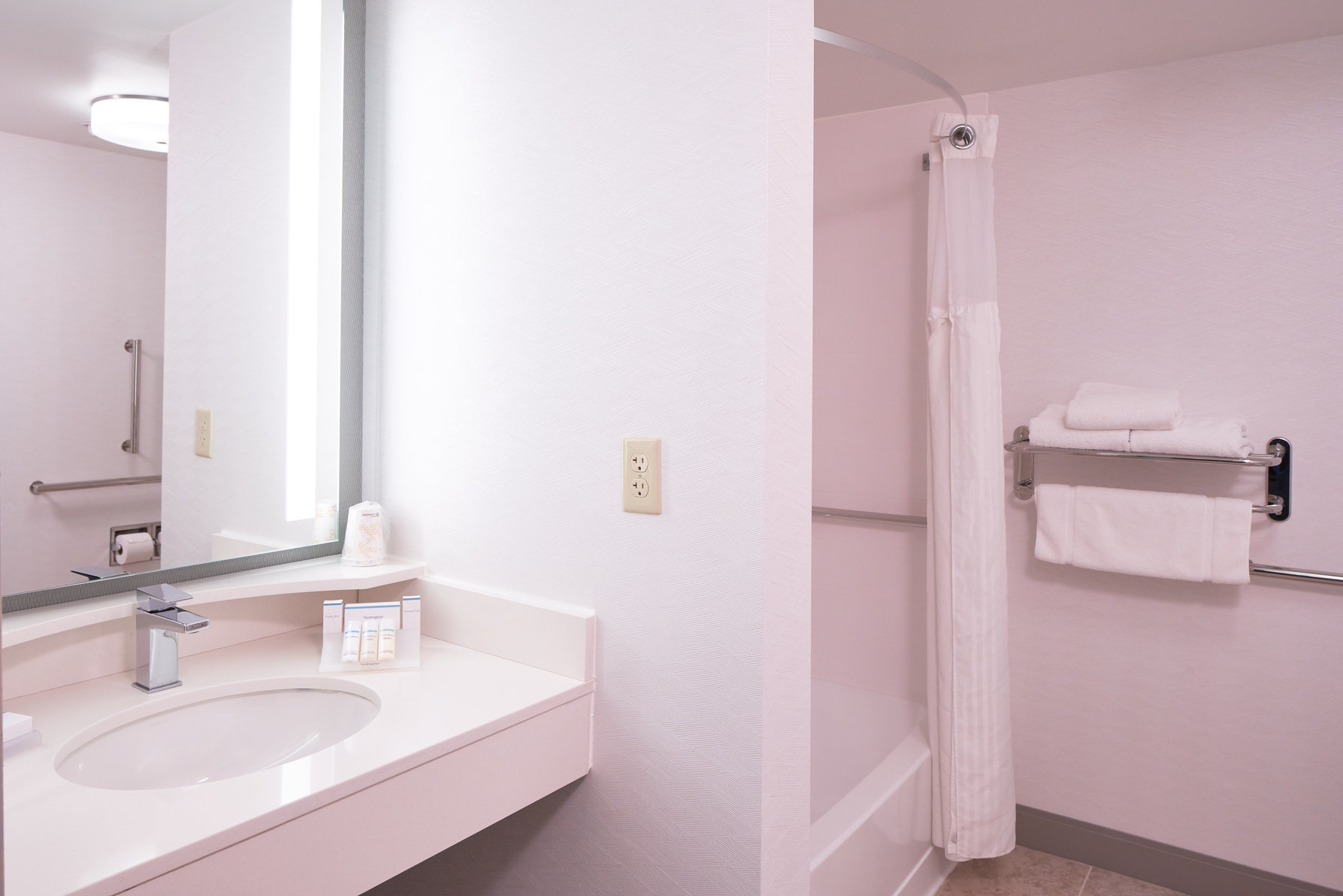Hilton Garden Inn Evansville Room Type - 1 KING ACC RM W BATHTUB