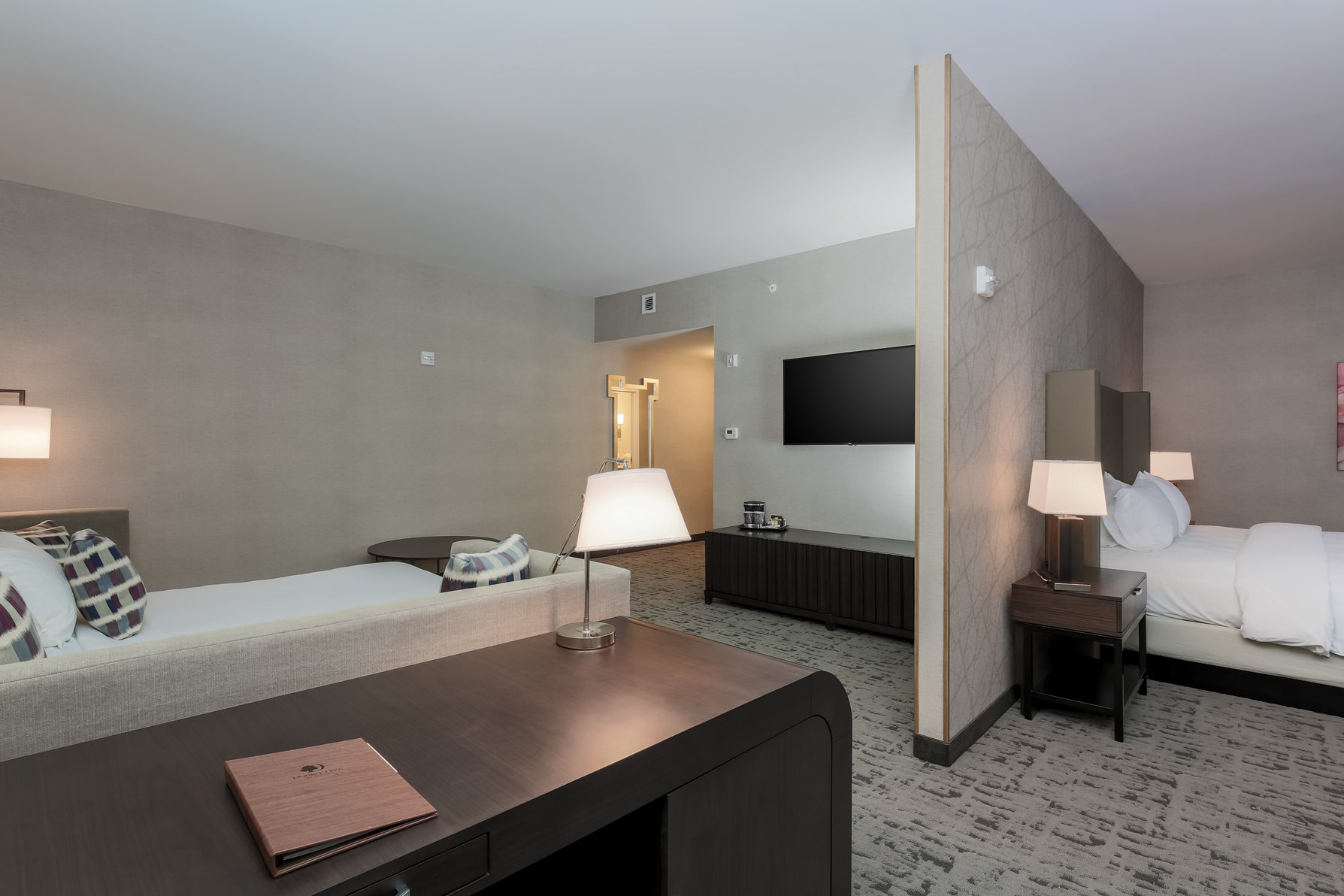 DoubleTree by Hilton Evansville Room Type - 1 KG BDROOM SUITE HEAR ACC
