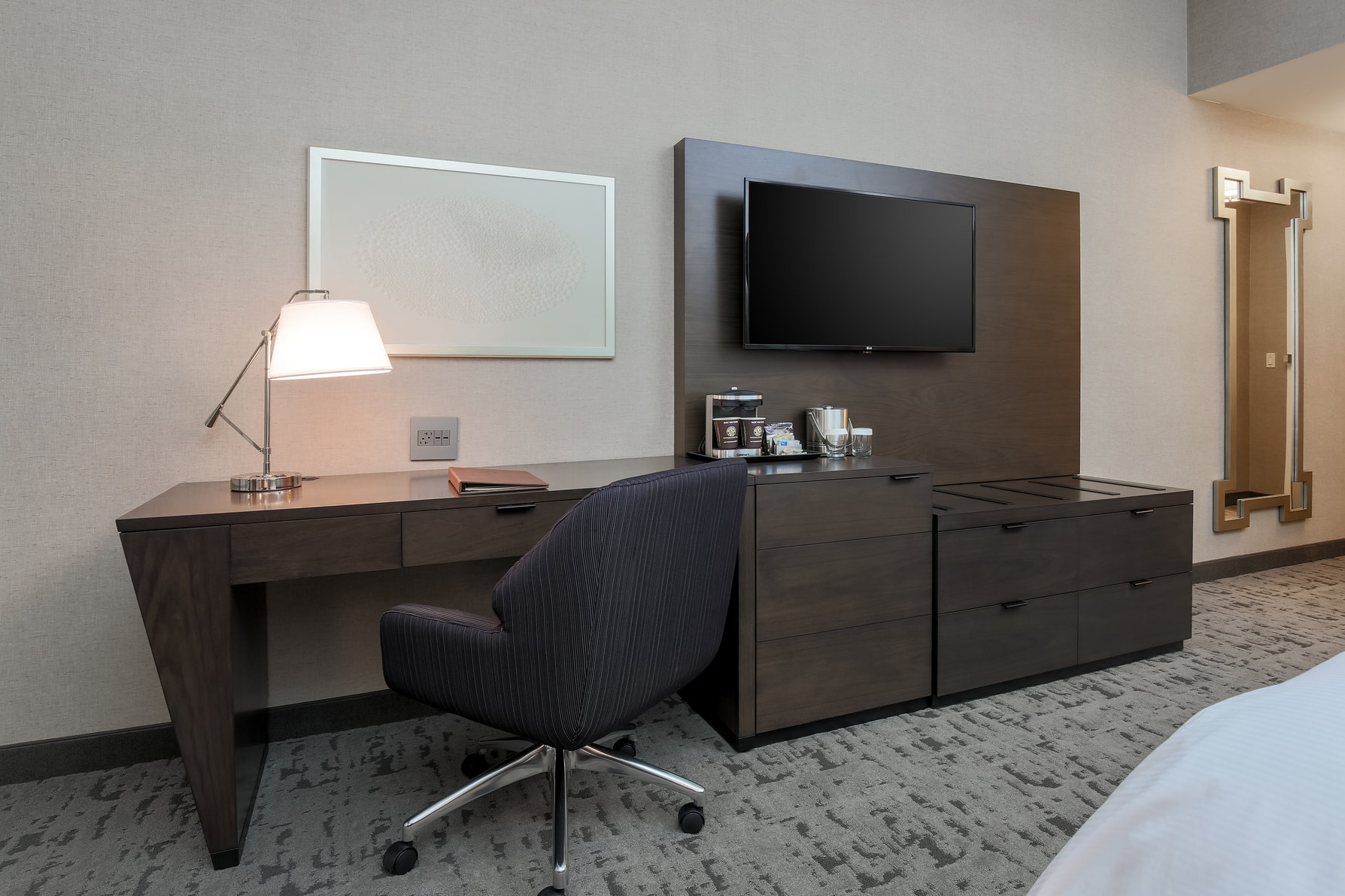 DoubleTree by Hilton Evansville Room Type - 1KG MOB HEAR ACC RI-SHW